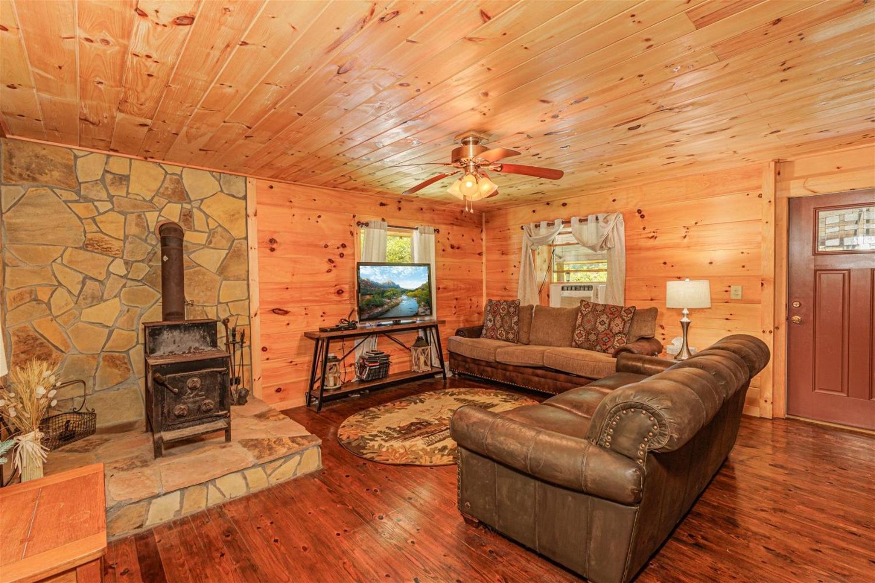 Mama Bear`s Cozy Cabin view 5