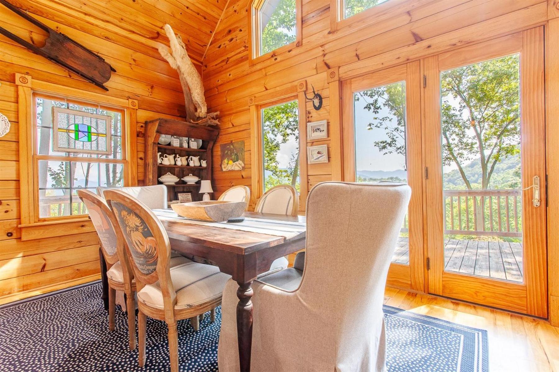 Panoramic Views and 7 Private Acres at Hazey View