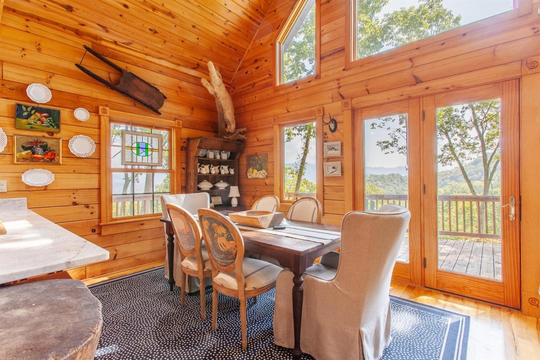 Panoramic Views and 7 Private Acres at Hazey View