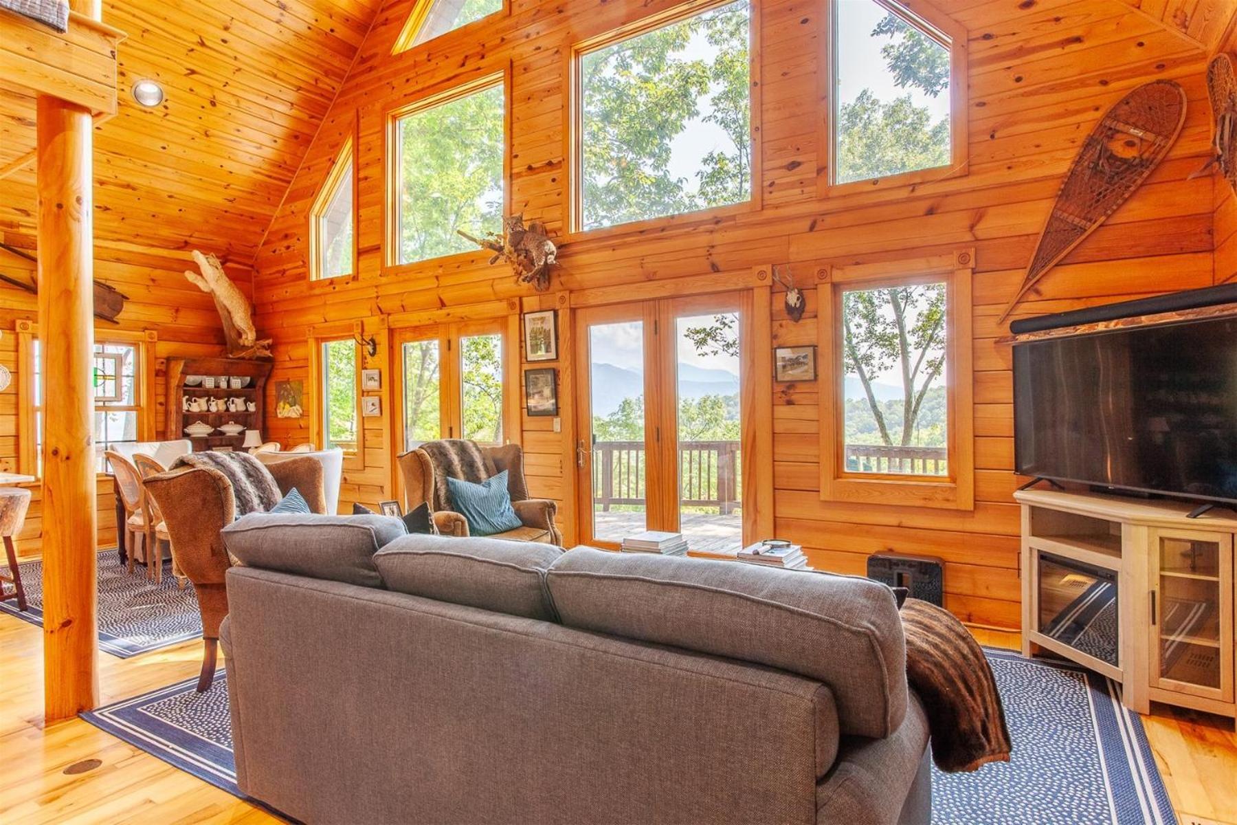 Panoramic Views and 7 Private Acres at Hazey View