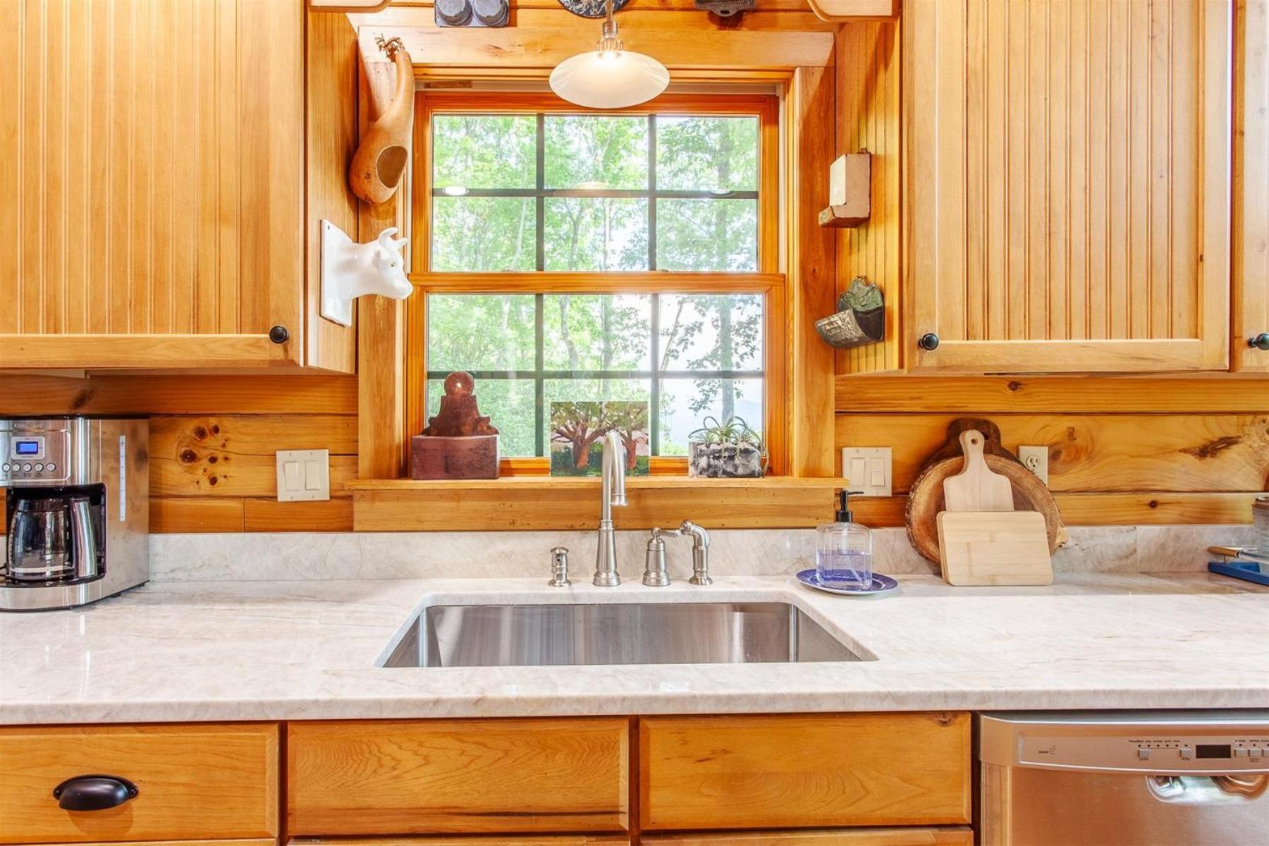 Panoramic Views and 7 Private Acres at Hazey View