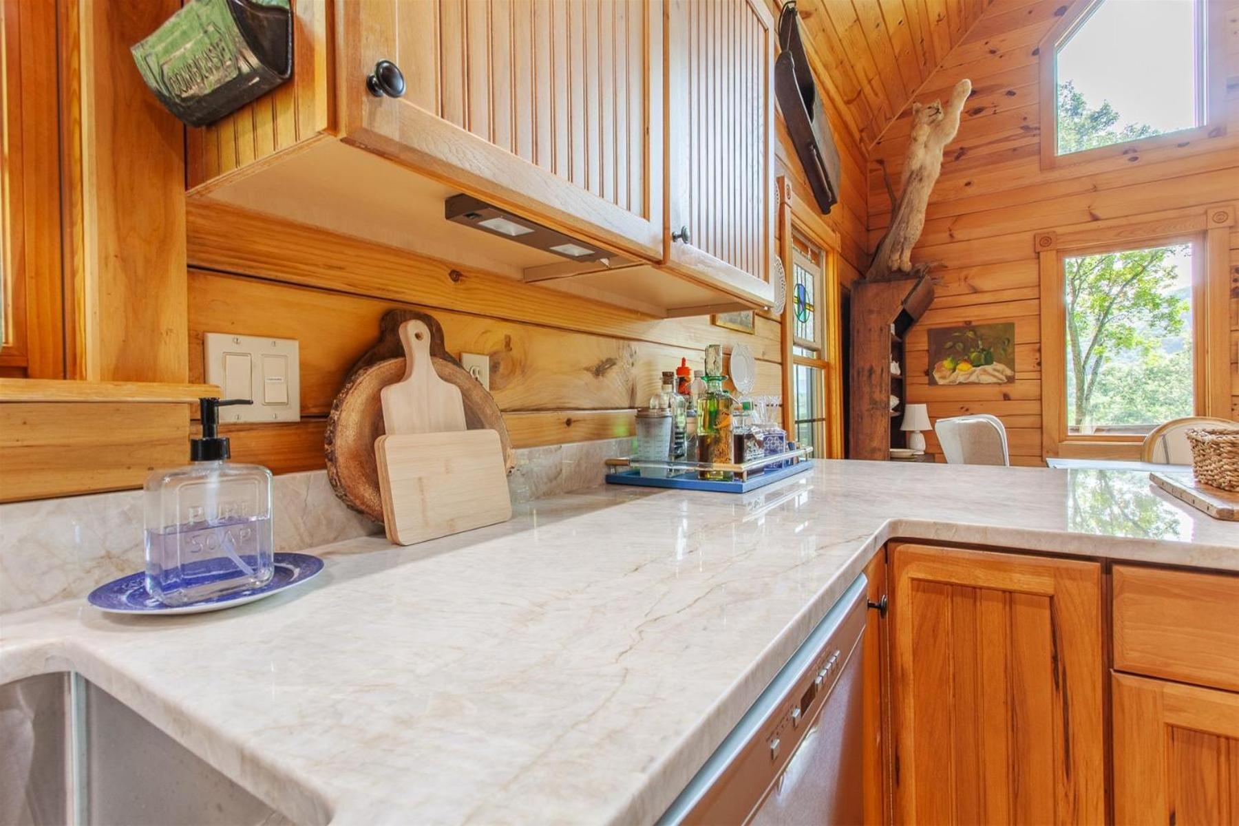 Panoramic Views and 7 Private Acres at Hazey View