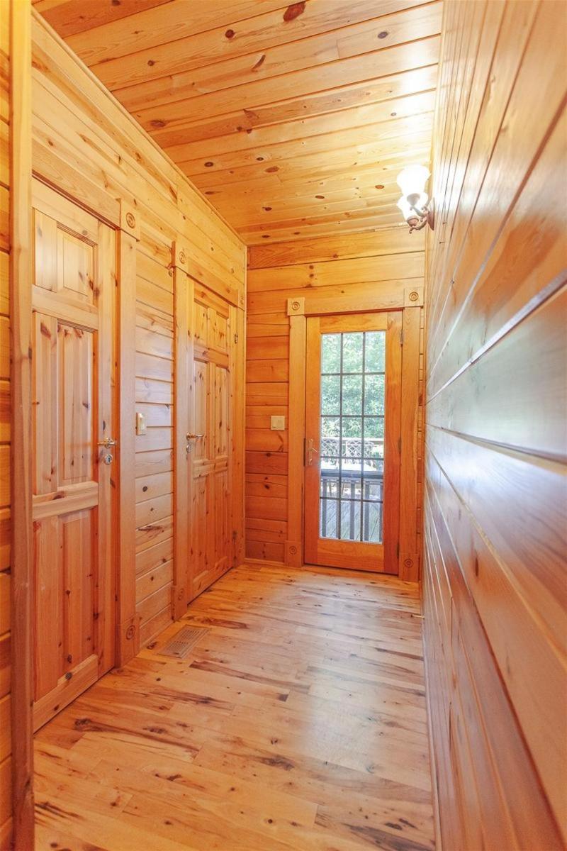 Panoramic Views and 7 Private Acres at Hazey View