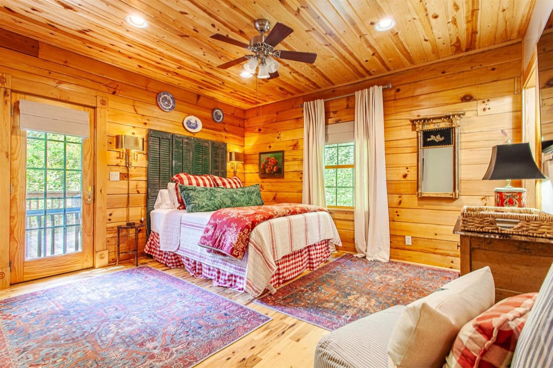 Panoramic Views and 7 Private Acres at Hazey View