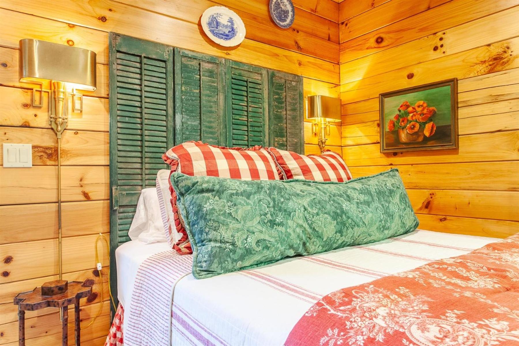 Panoramic Views and 7 Private Acres at Hazey View