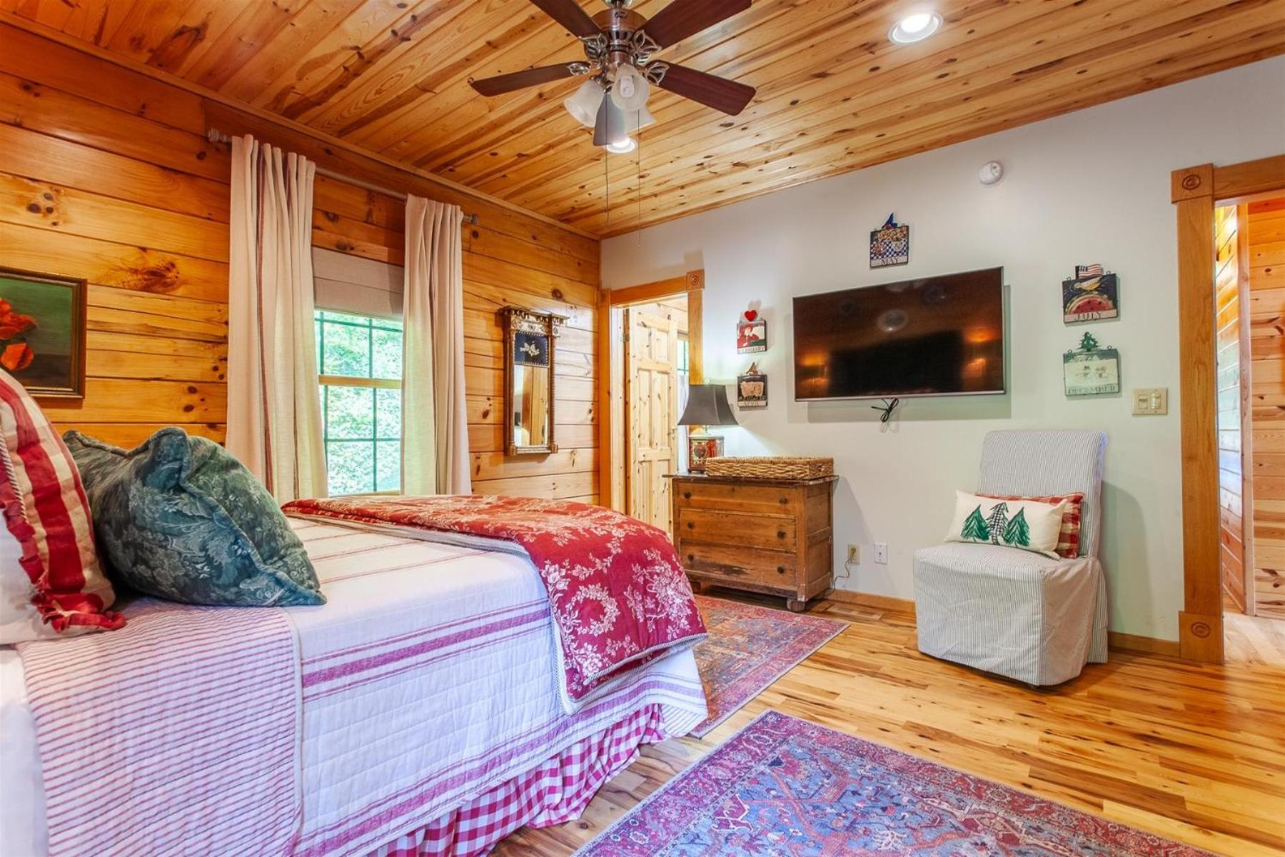 Panoramic Views and 7 Private Acres at Hazey View