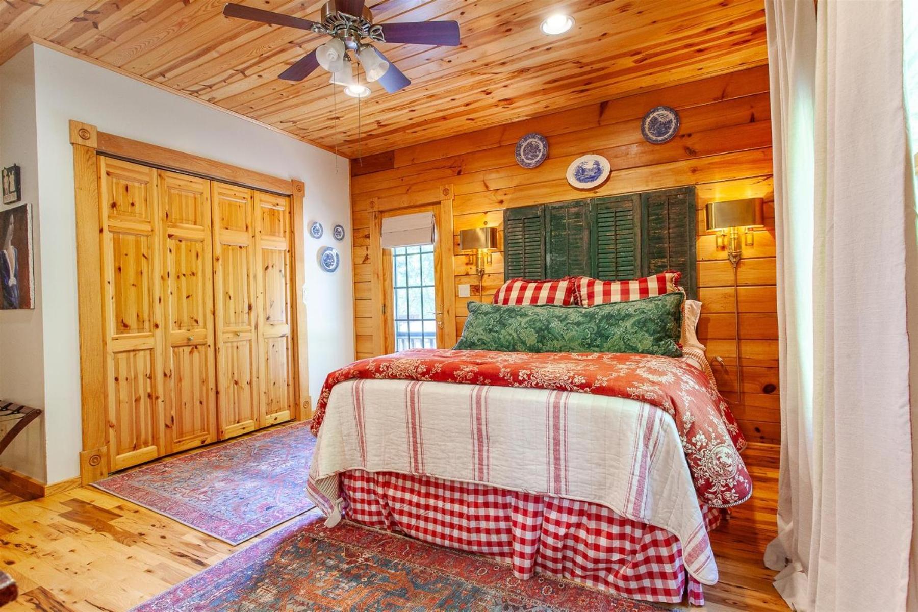 Panoramic Views and 7 Private Acres at Hazey View