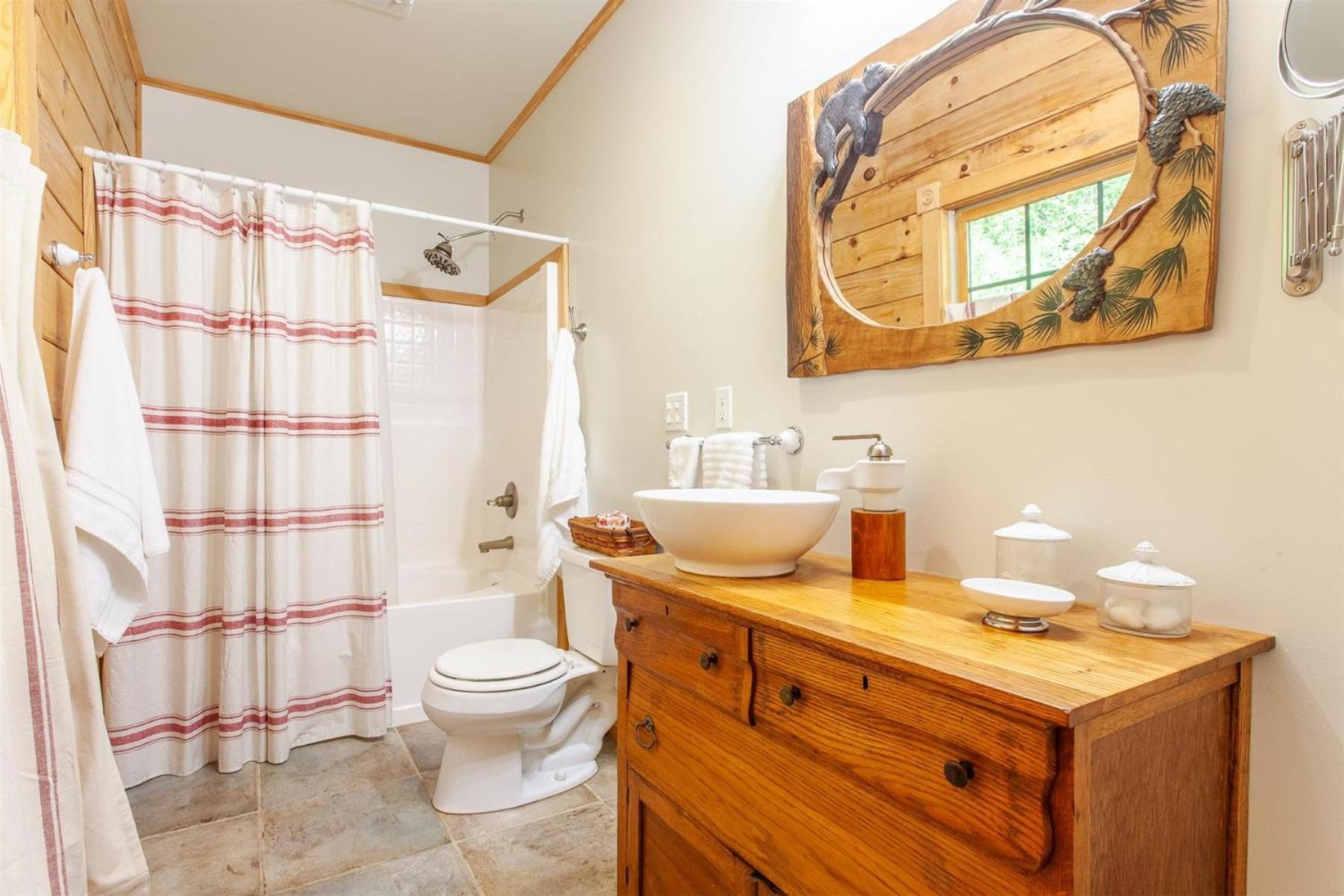 Panoramic Views and 7 Private Acres at Hazey View