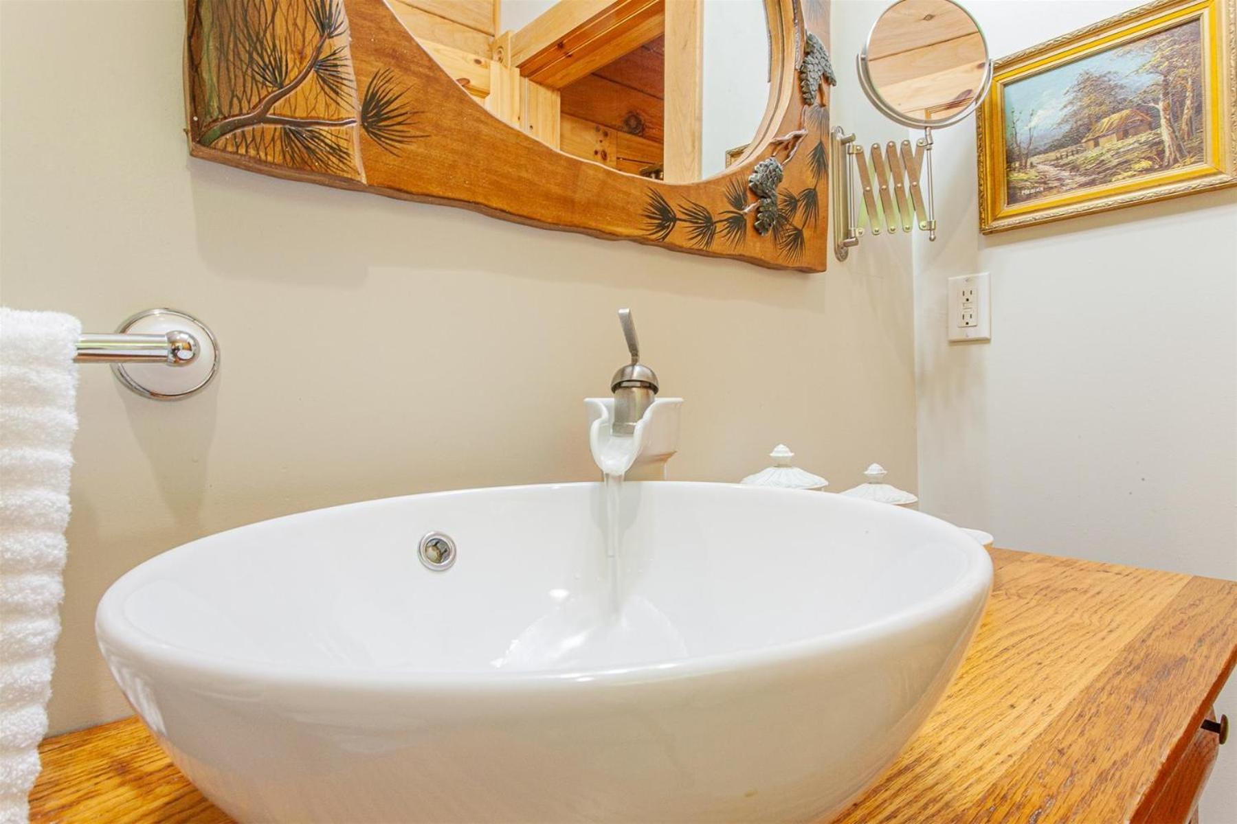 Panoramic Views and 7 Private Acres at Hazey View