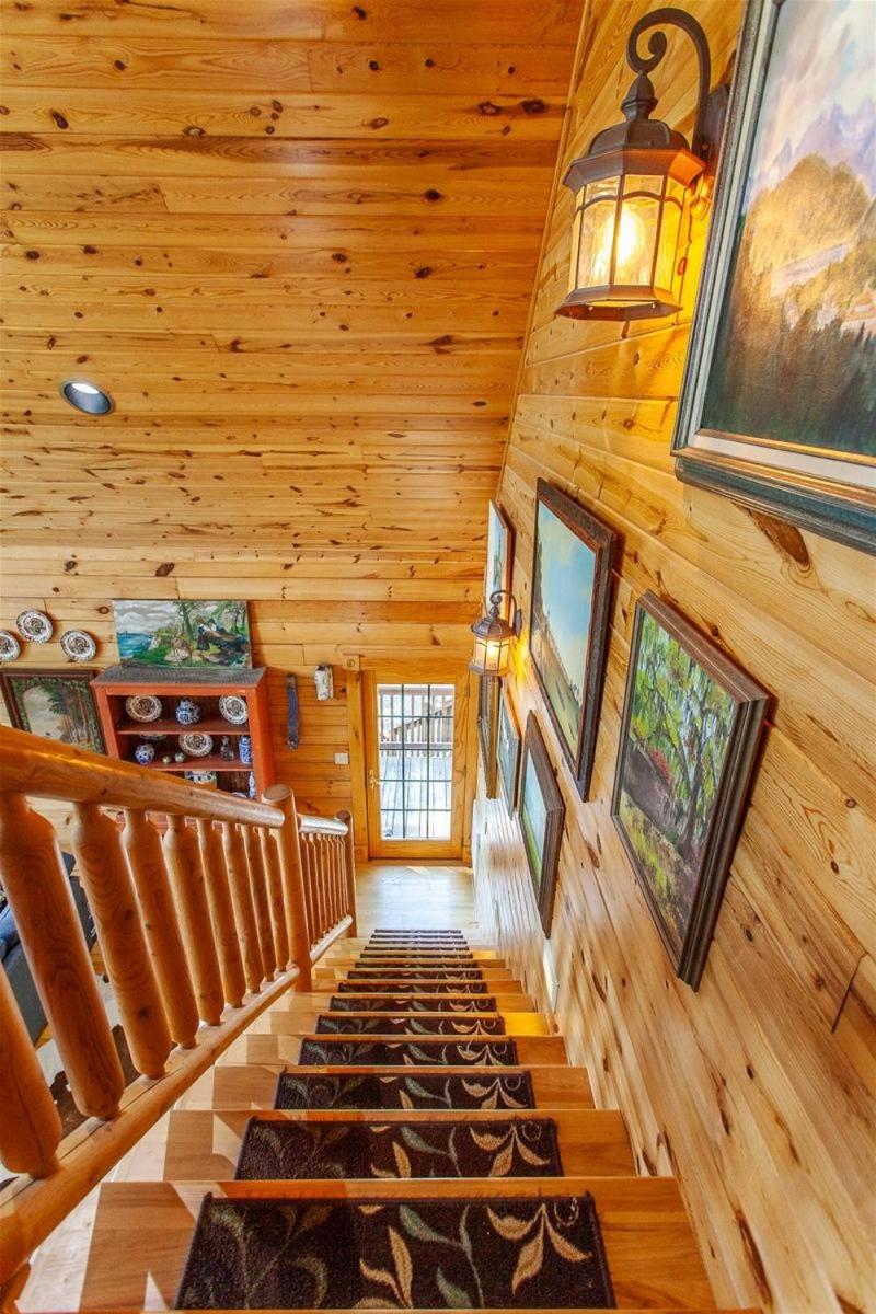 Panoramic Views and 7 Private Acres at Hazey View