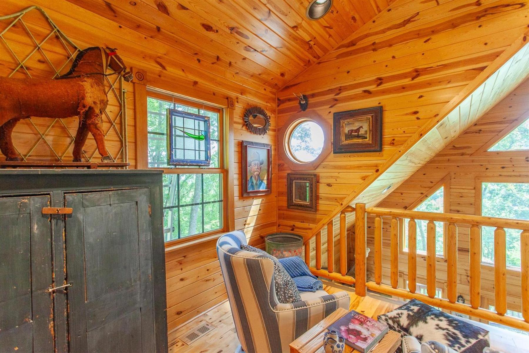 Panoramic Views and 7 Private Acres at Hazey View