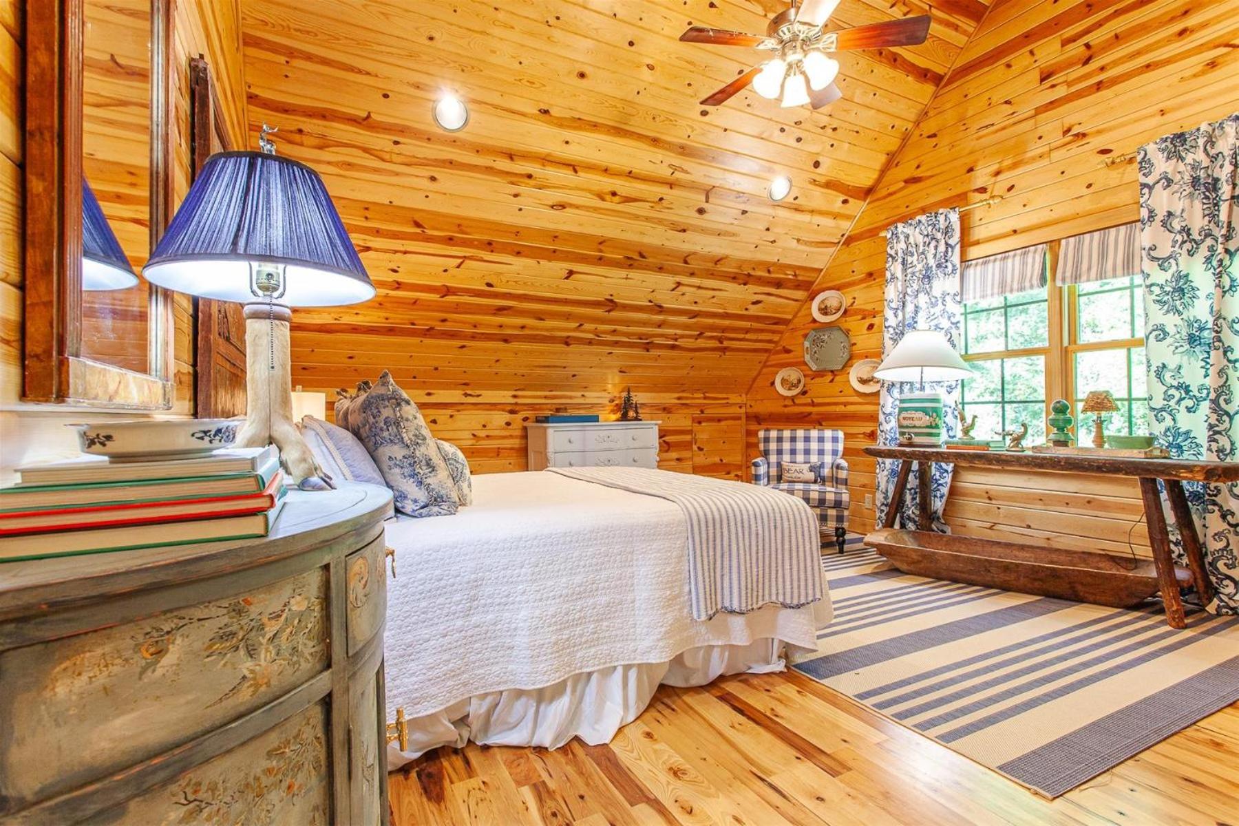Panoramic Views and 7 Private Acres at Hazey View