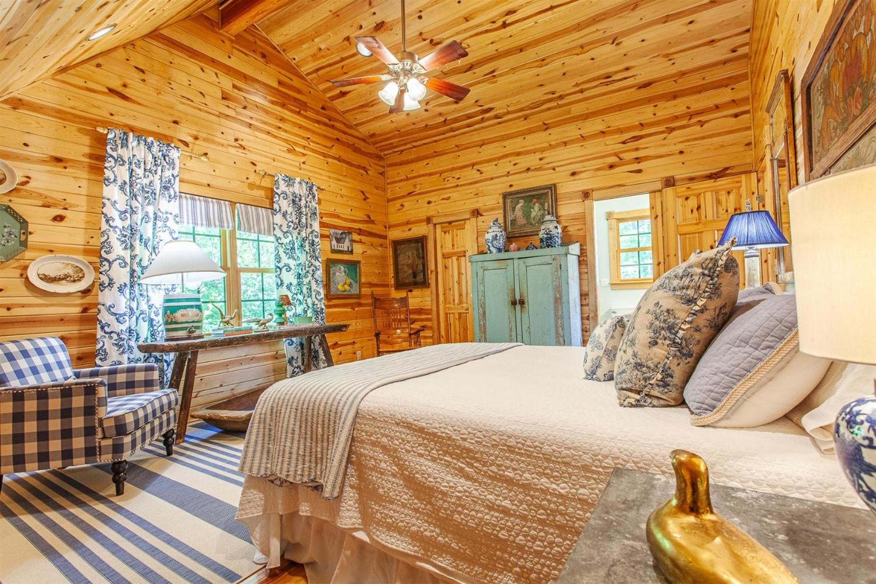Panoramic Views and 7 Private Acres at Hazey View