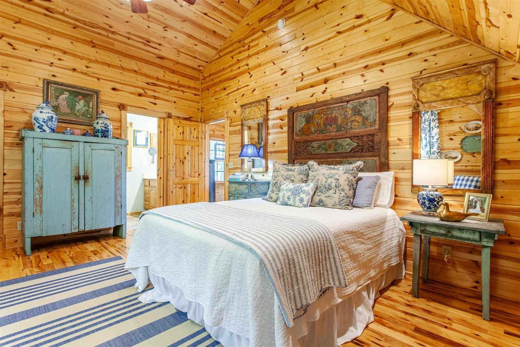 Panoramic Views and 7 Private Acres at Hazey View