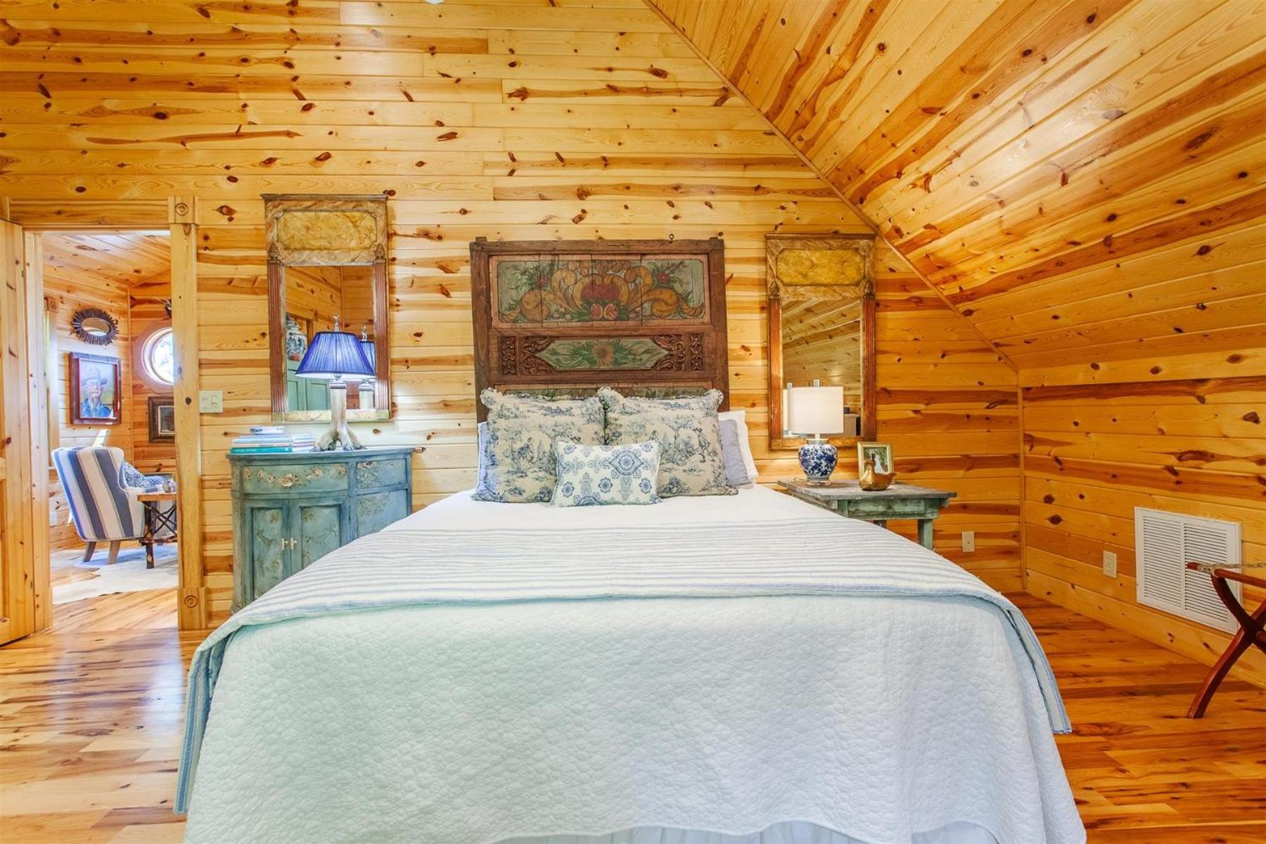 Panoramic Views and 7 Private Acres at Hazey View