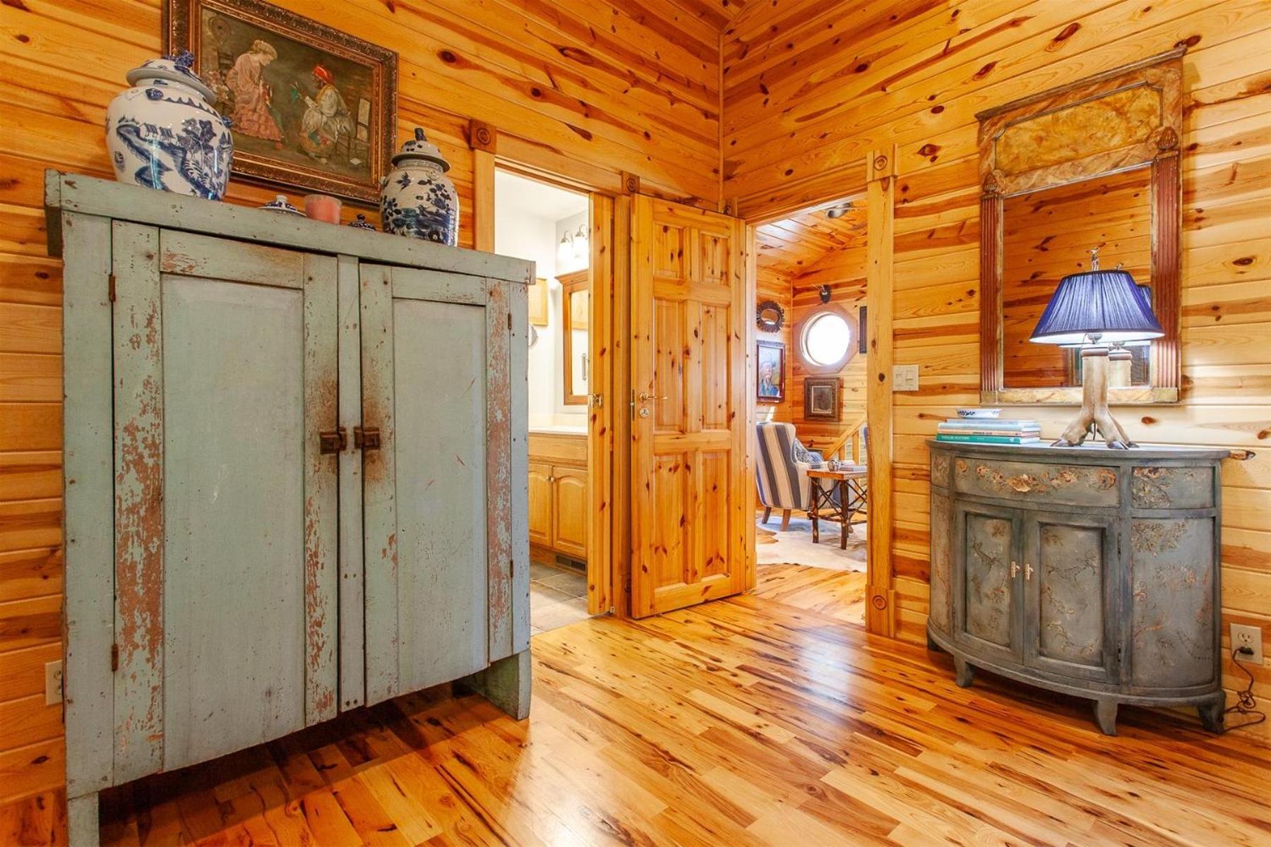 Panoramic Views and 7 Private Acres at Hazey View