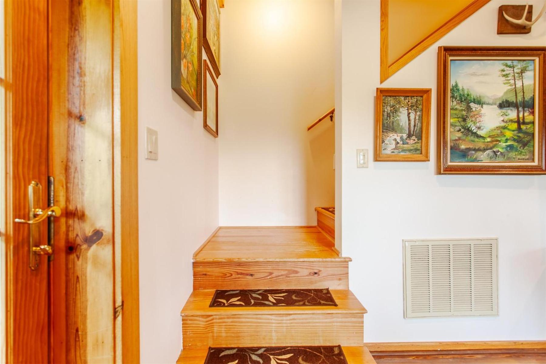 Panoramic Views and 7 Private Acres at Hazey View