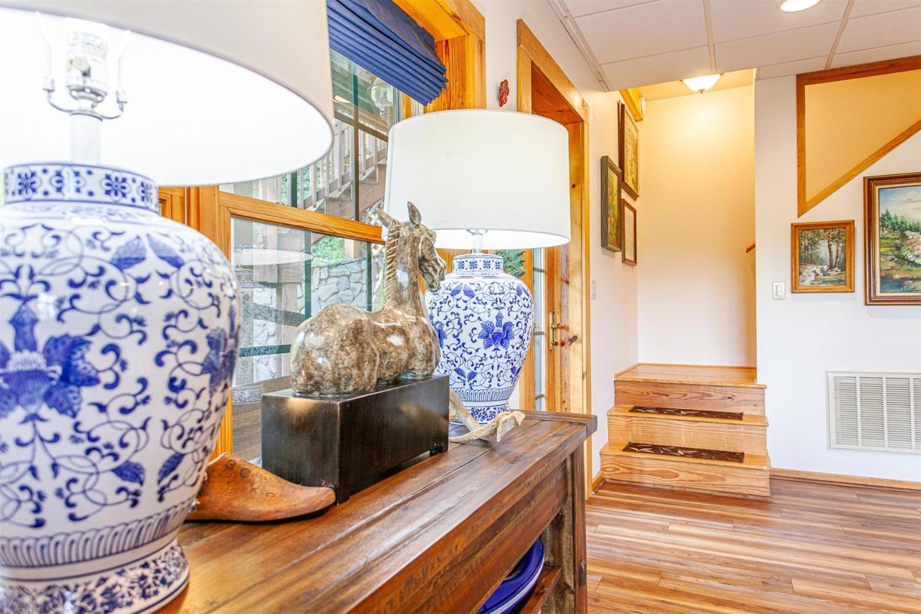 Panoramic Views and 7 Private Acres at Hazey View