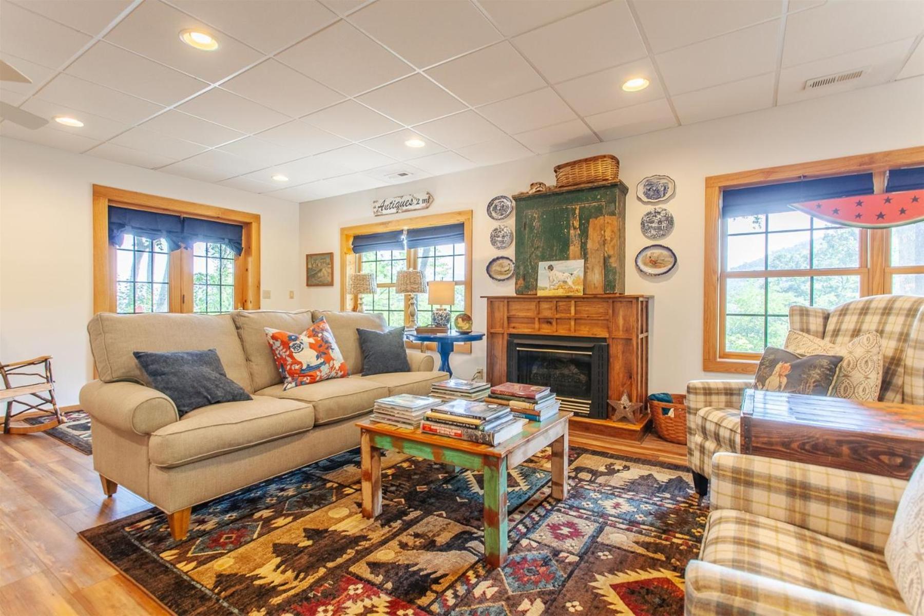 Panoramic Views and 7 Private Acres at Hazey View
