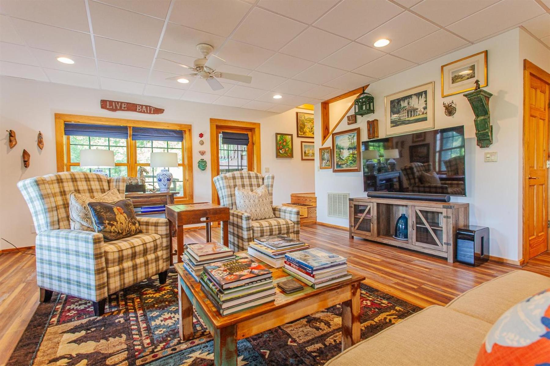 Panoramic Views and 7 Private Acres at Hazey View