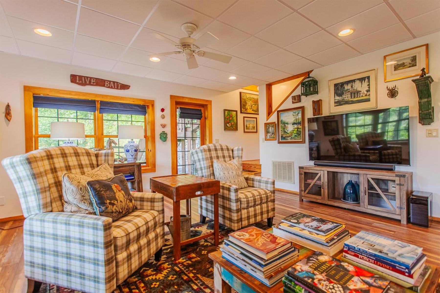 Panoramic Views and 7 Private Acres at Hazey View