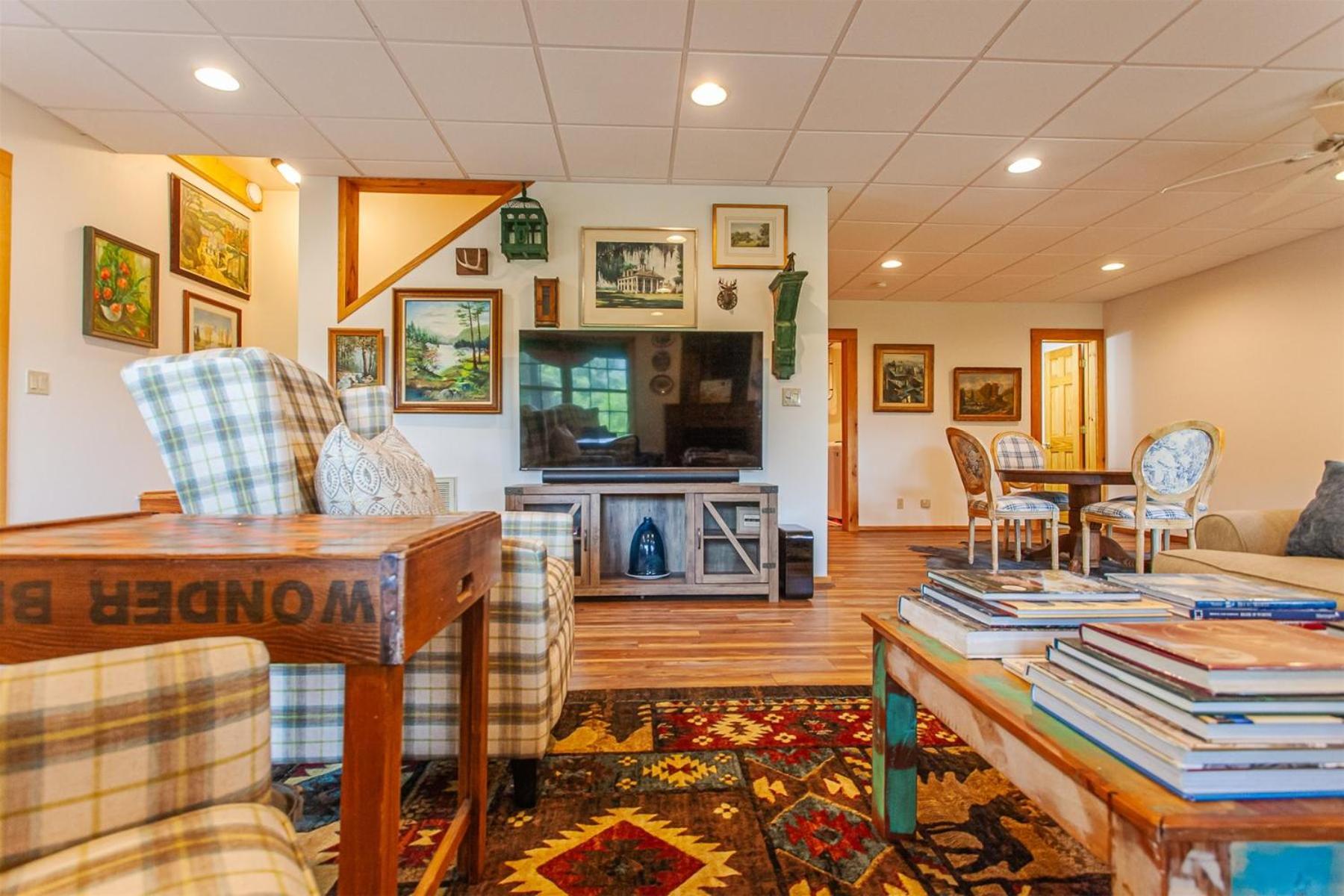 Panoramic Views and 7 Private Acres at Hazey View