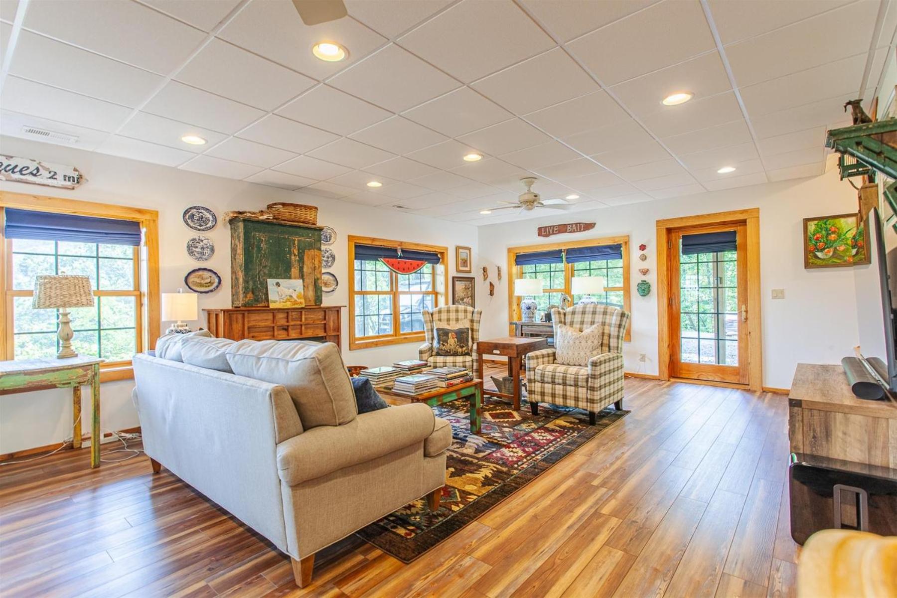 Panoramic Views and 7 Private Acres at Hazey View