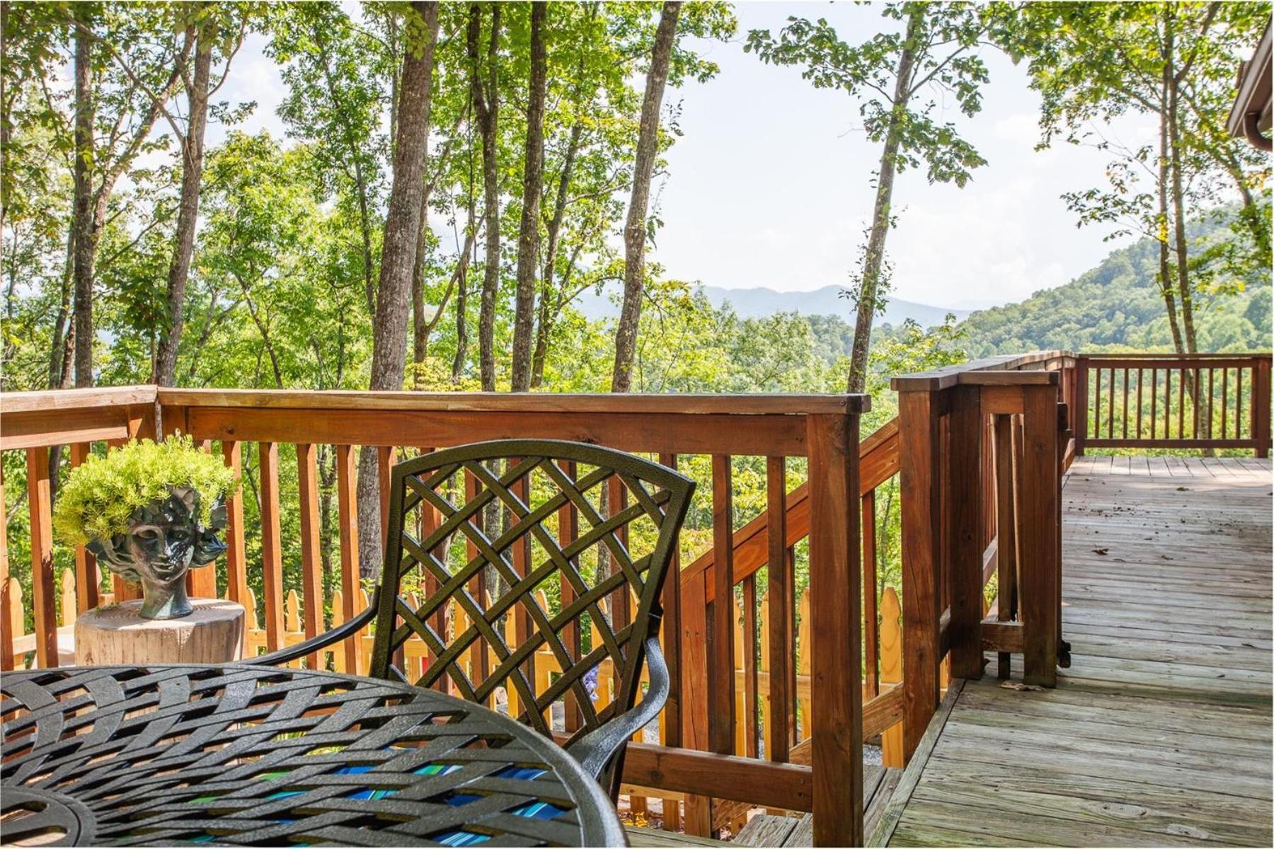 Panoramic Views and 7 Private Acres at Hazey View