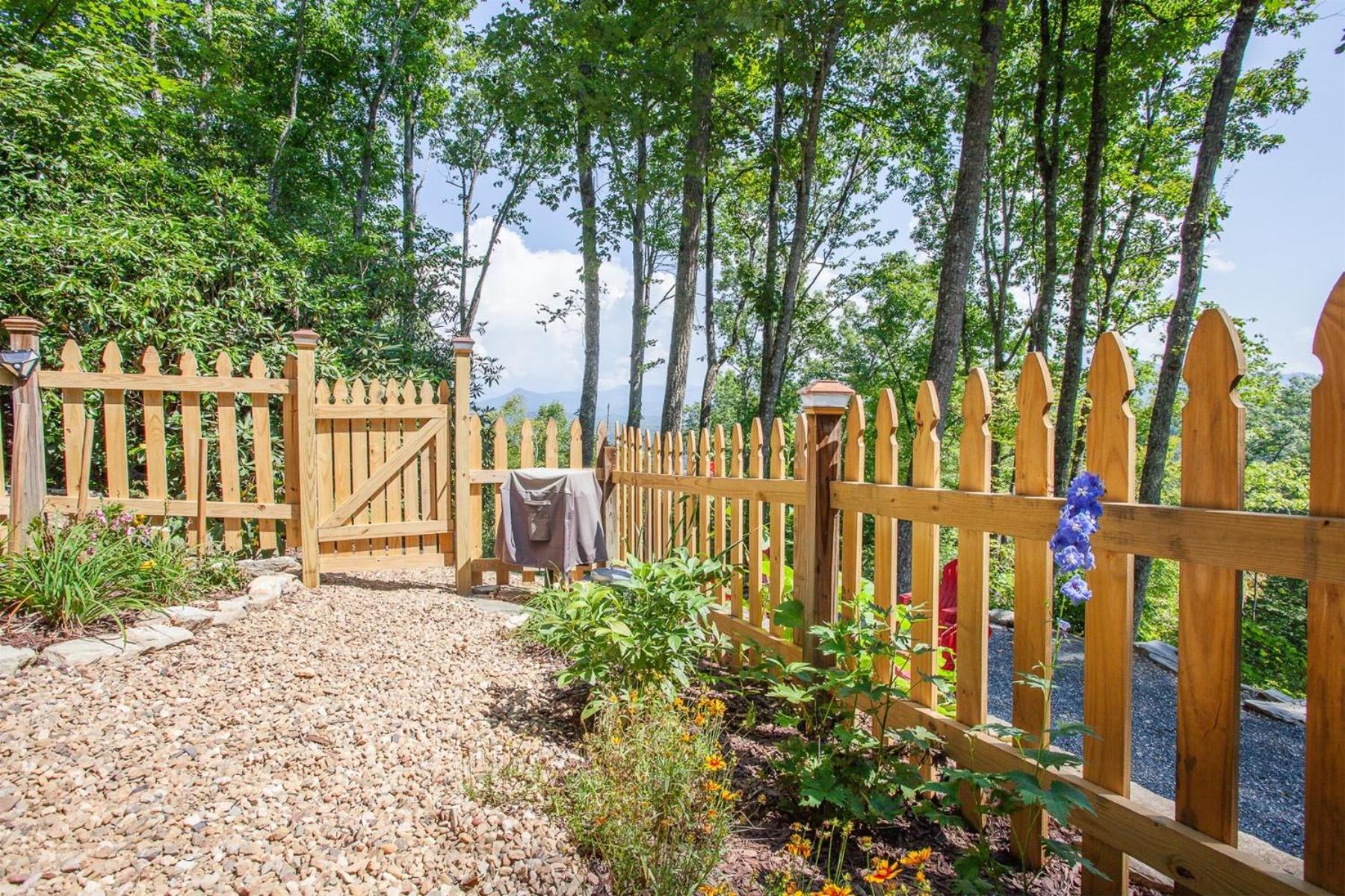 Panoramic Views and 7 Private Acres at Hazey View