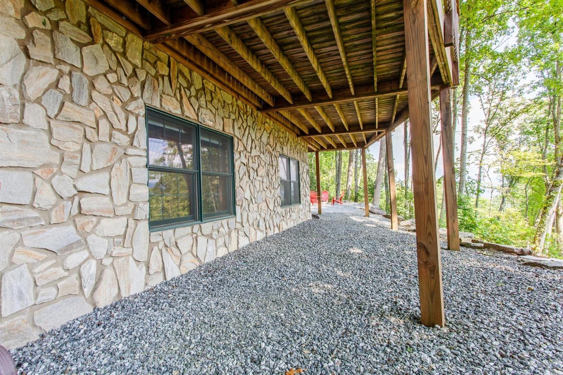 Panoramic Views and 7 Private Acres at Hazey View