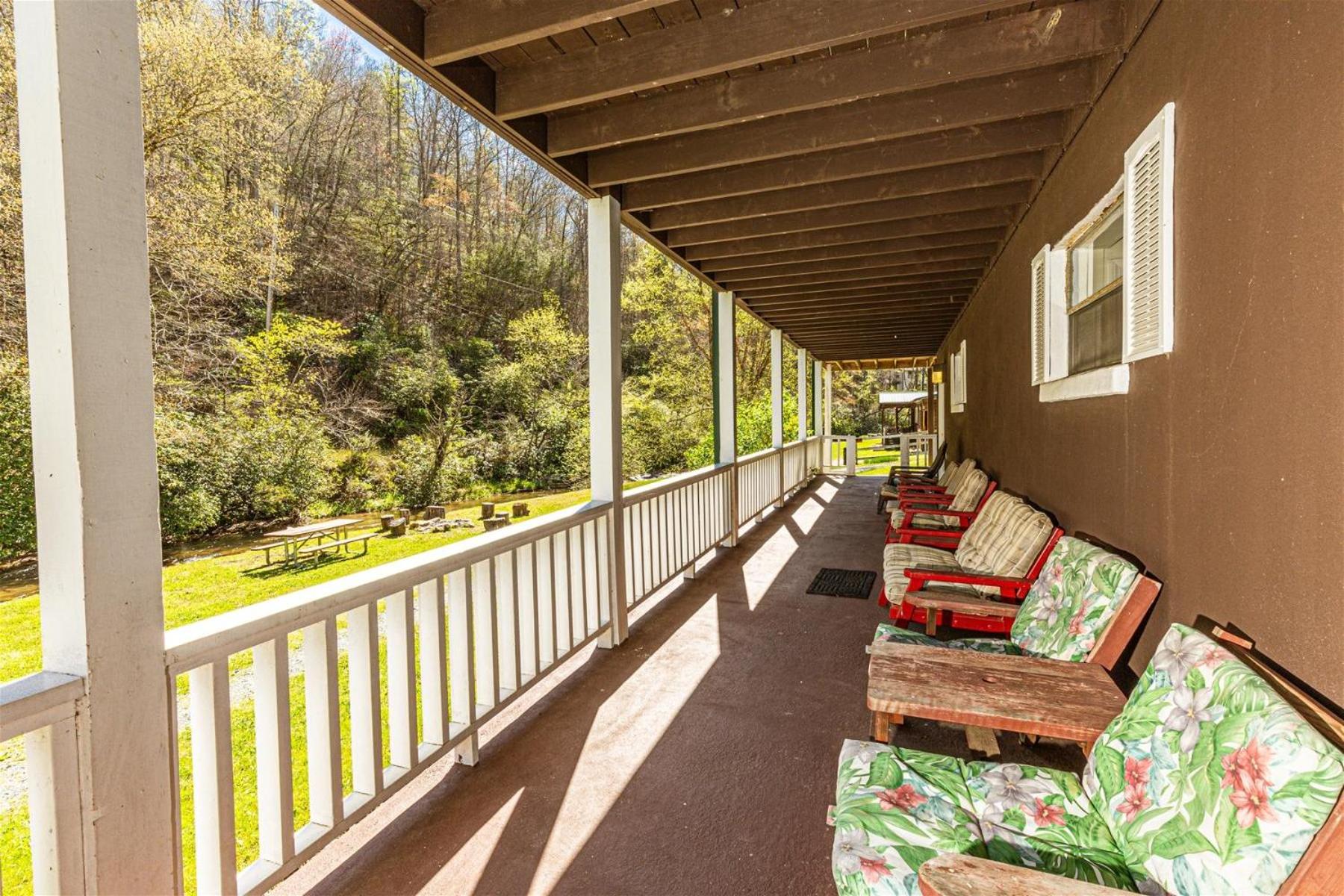 Paradise Valley Lodge