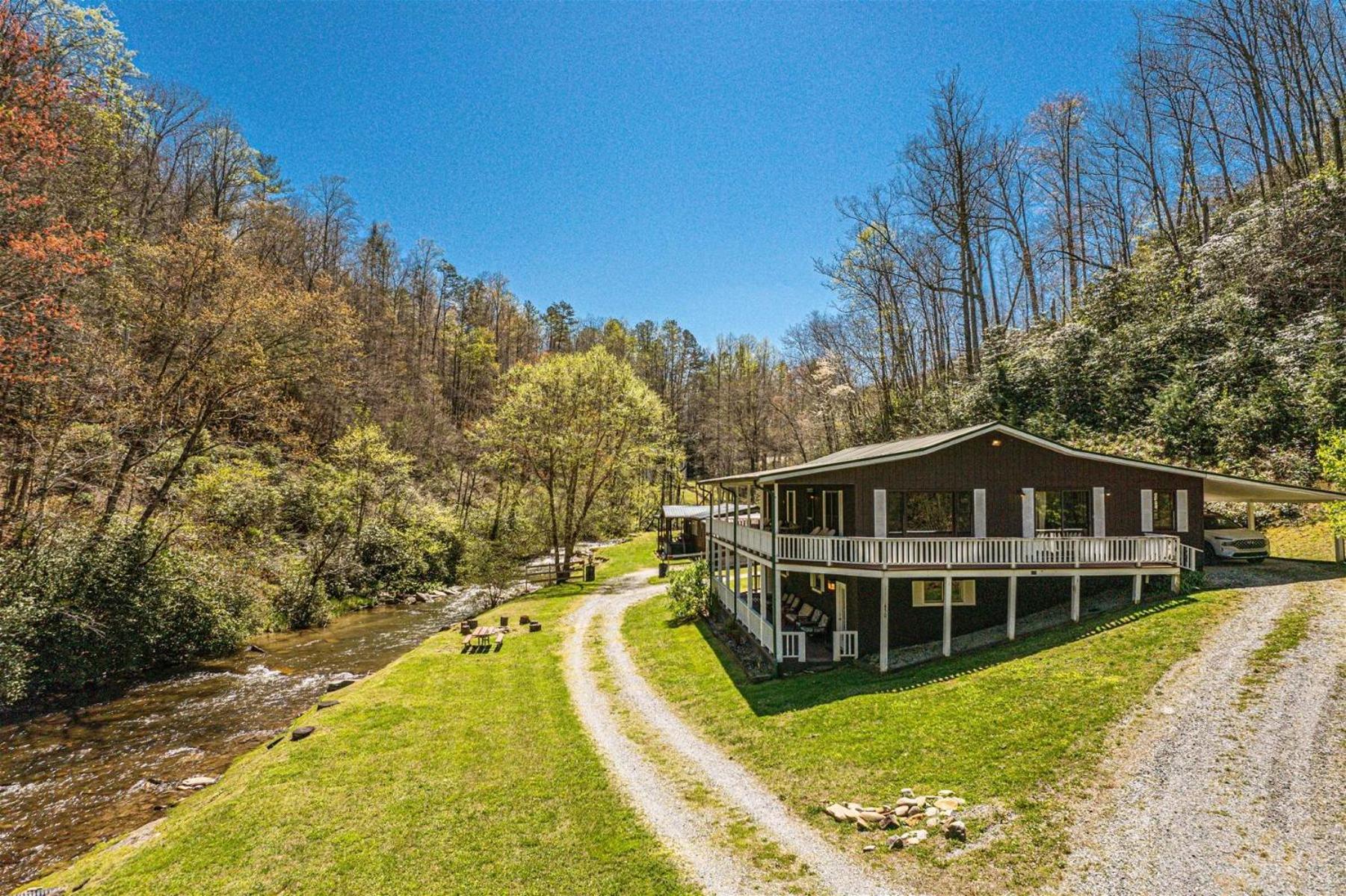 Paradise Valley Lodge