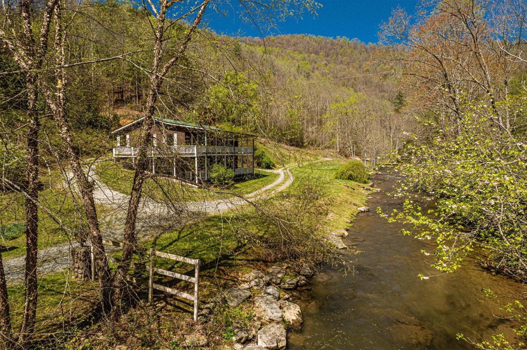 Paradise Valley Lodge
