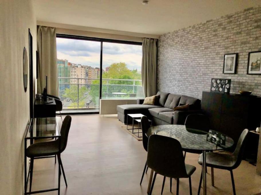 Central Apartment with City Park View and Terrace