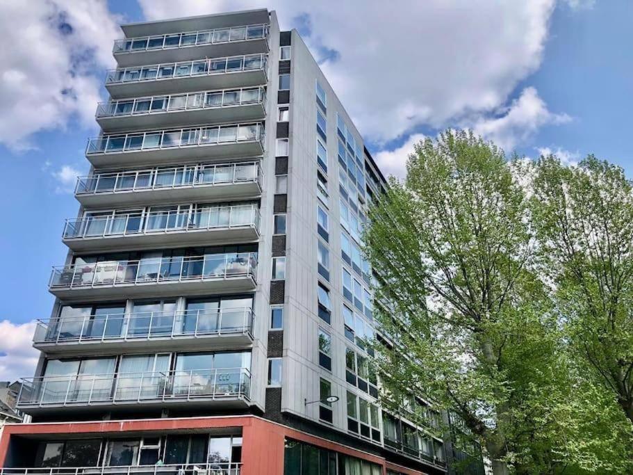 Central Apartment with City Park View and Terrace