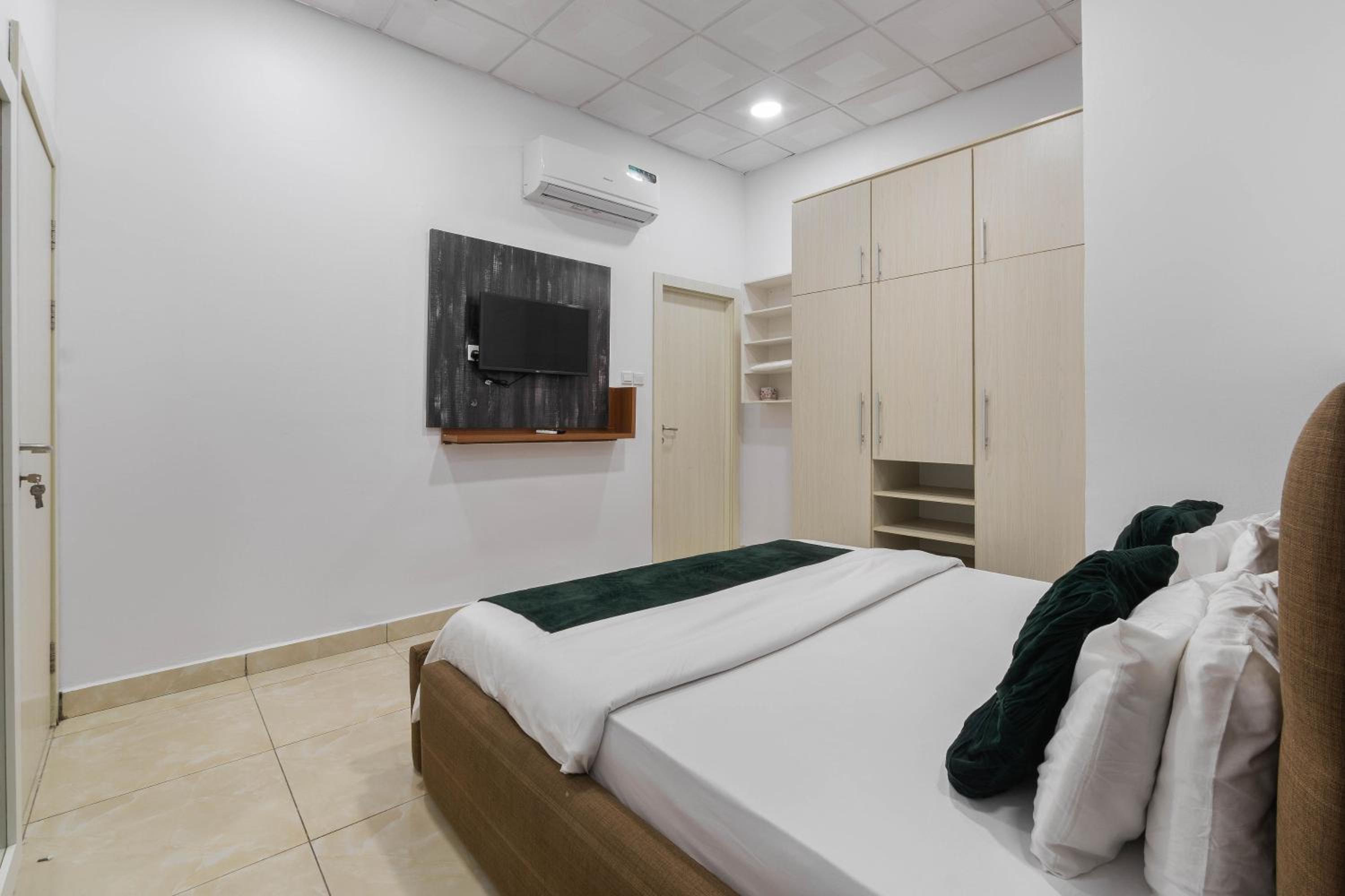 Deluxe 2 bedroom apartment with sea view balcony view 4