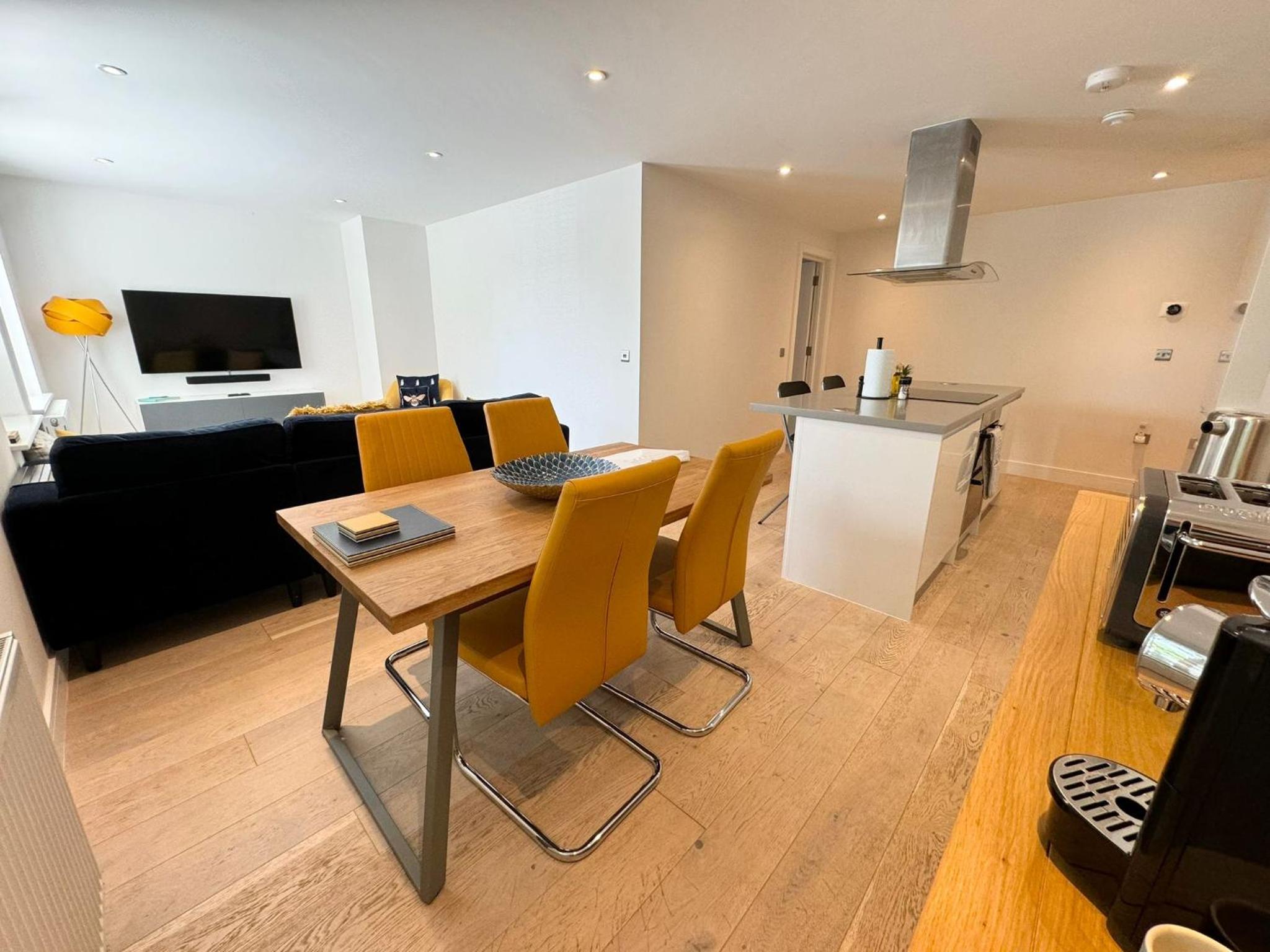 Spacious & light 2bed, 2bath in the heart of Windsor view 4