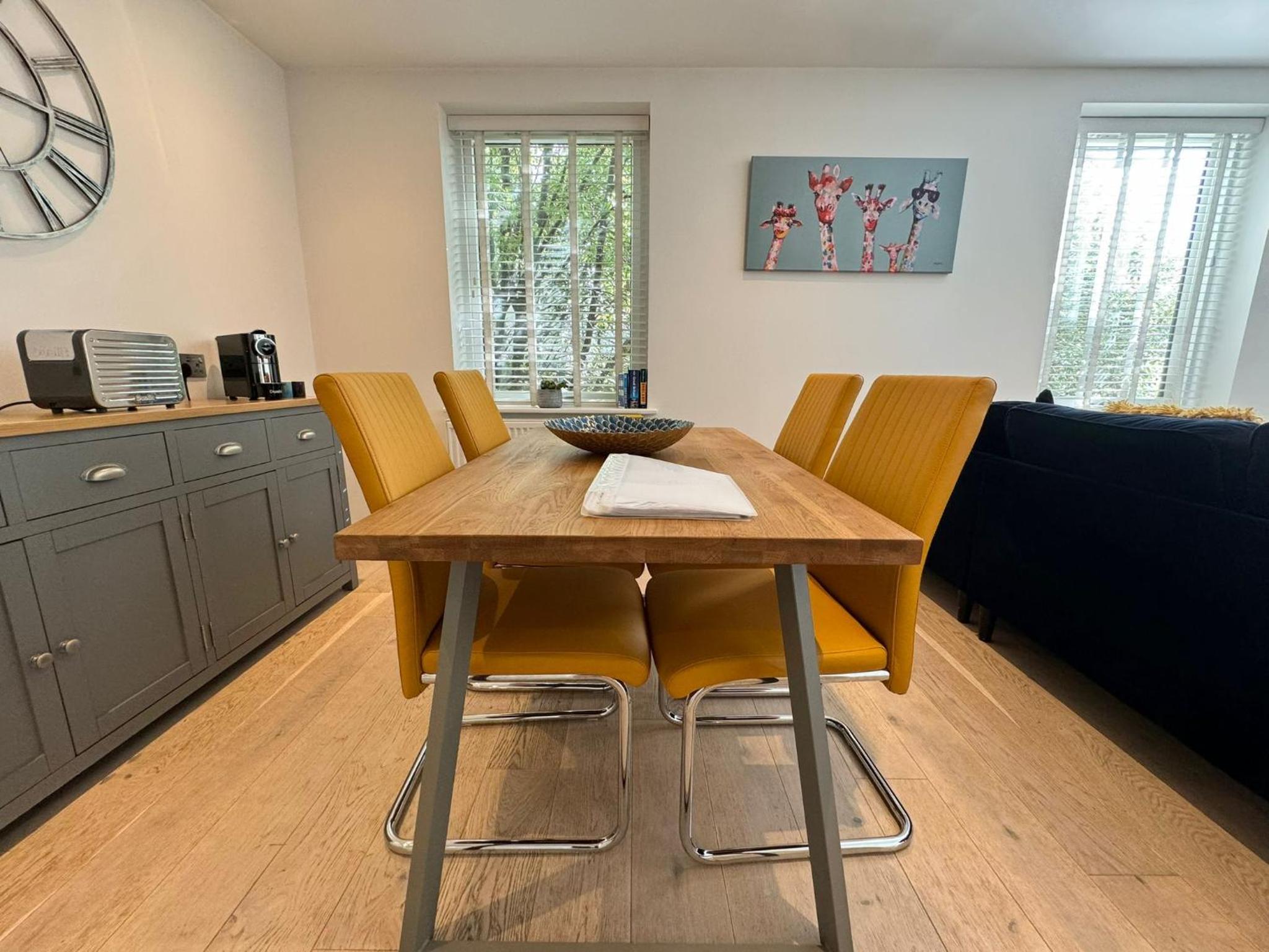 Spacious & light 2bed, 2bath in the heart of Windsor view 3