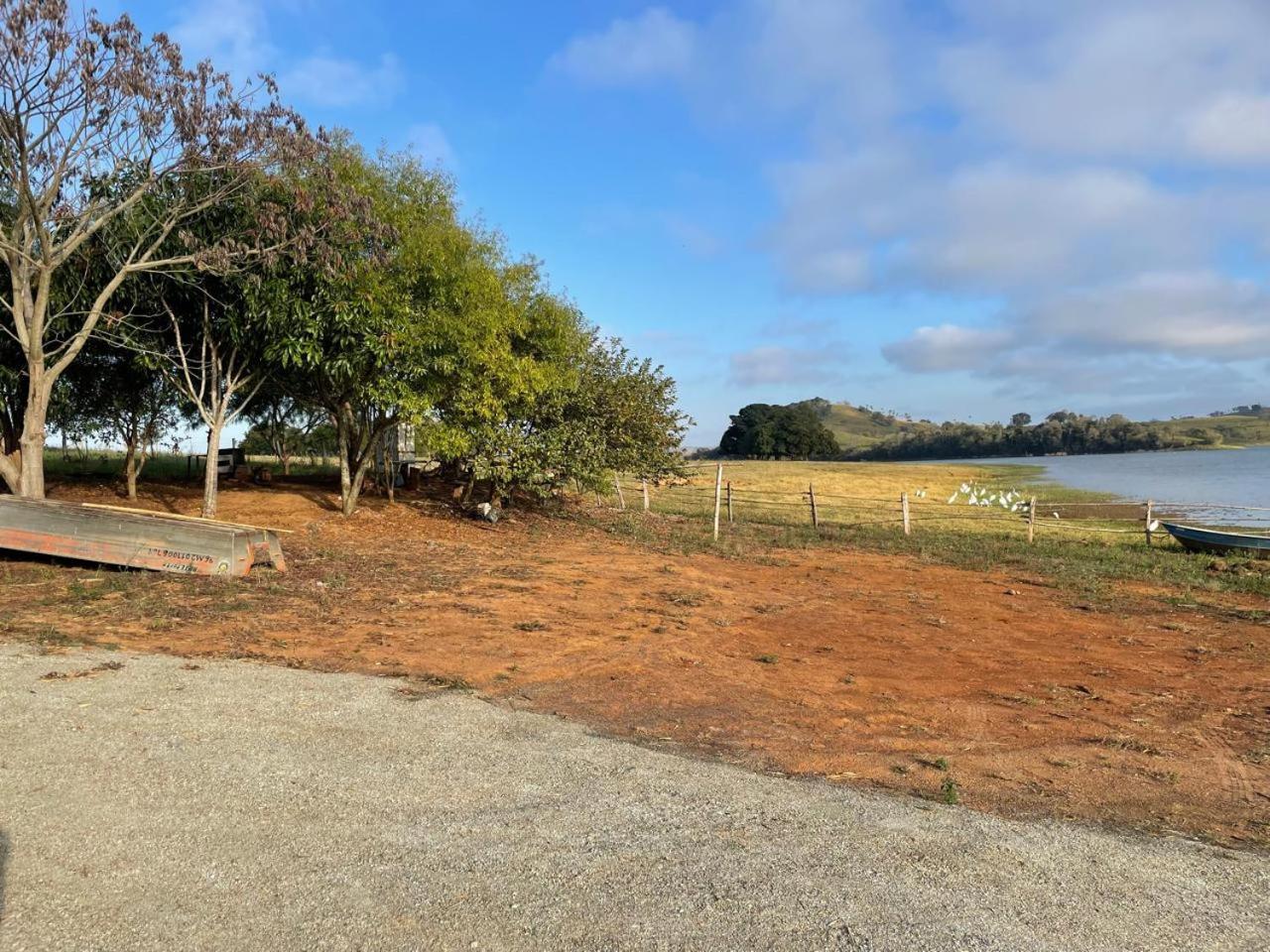 Casa com Piscina na Represa de Carlópolis