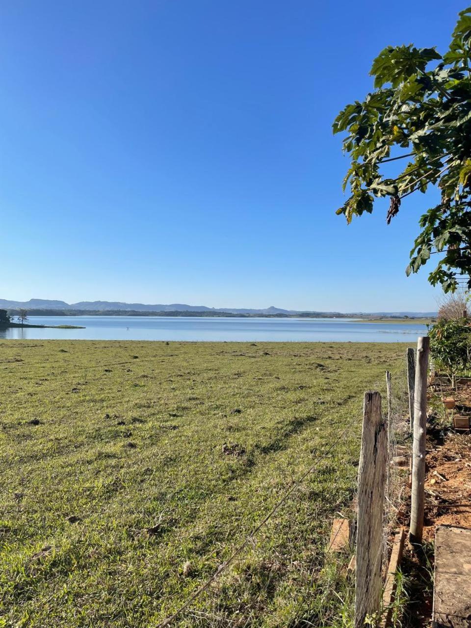 Casa com Piscina na Represa de Carlópolis