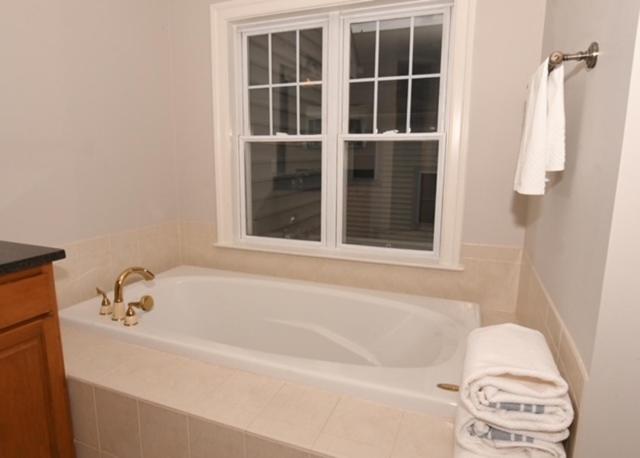 Gorgeous Spacious Home 5BR 9Beds with Private Parking view 3