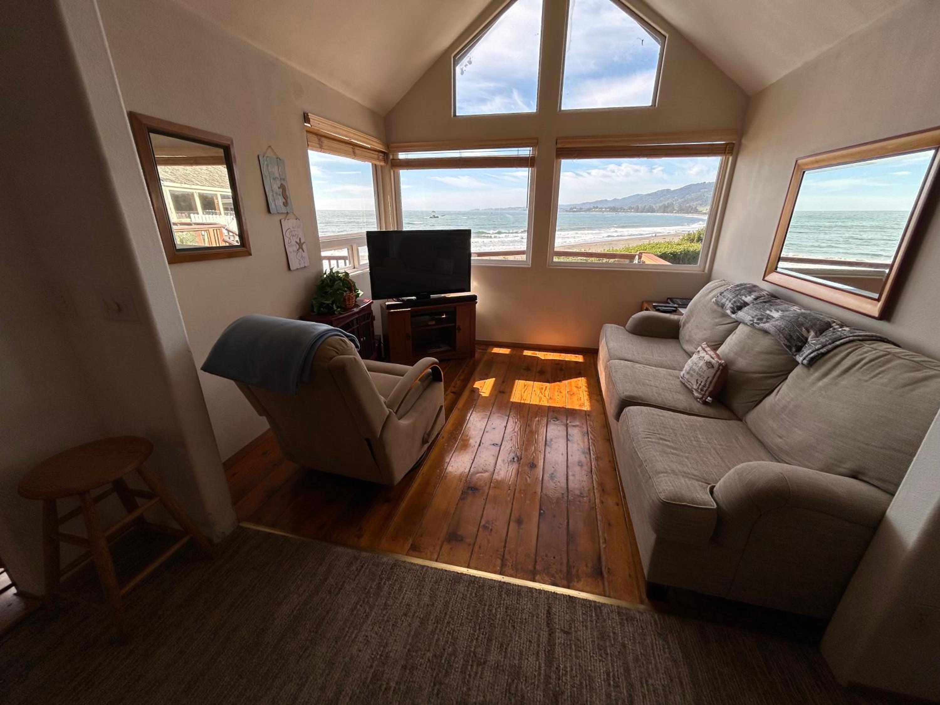Oceanfront Cabin 3 w Jacuzzi & Impressive Views view 5
