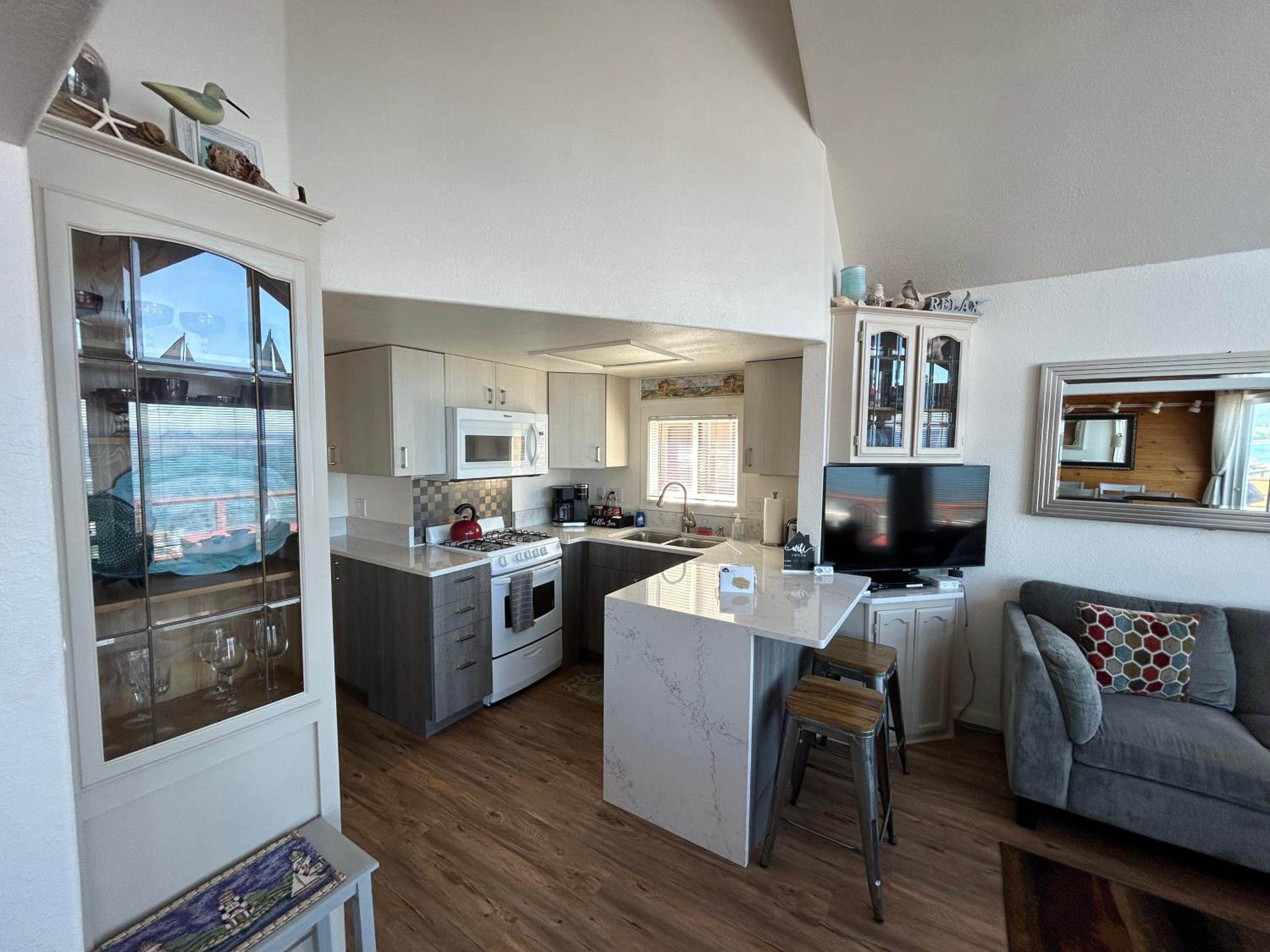 OceanFront Cabin 10, Jacuzzi & Breathtaking Views view 5