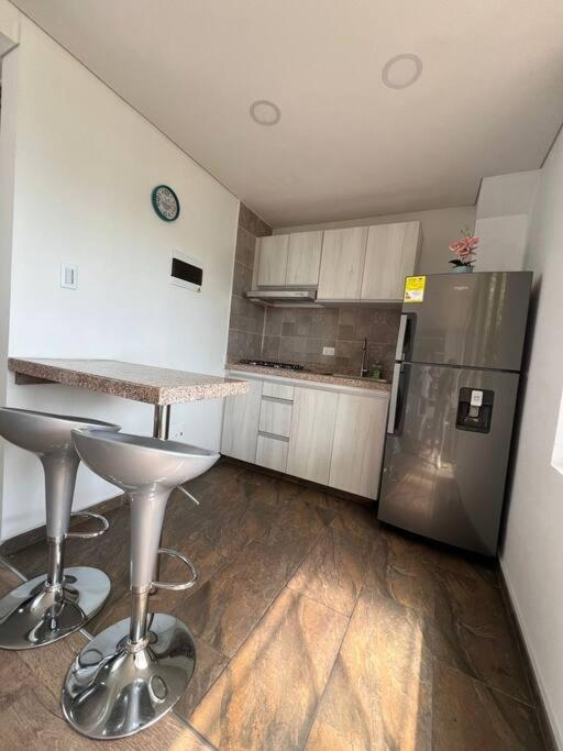 Apartamento cerca al areopuerto con terraza