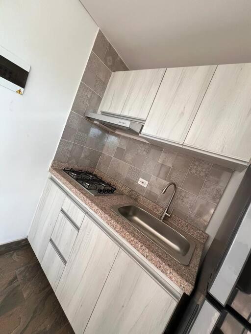 Apartamento cerca al areopuerto con terraza