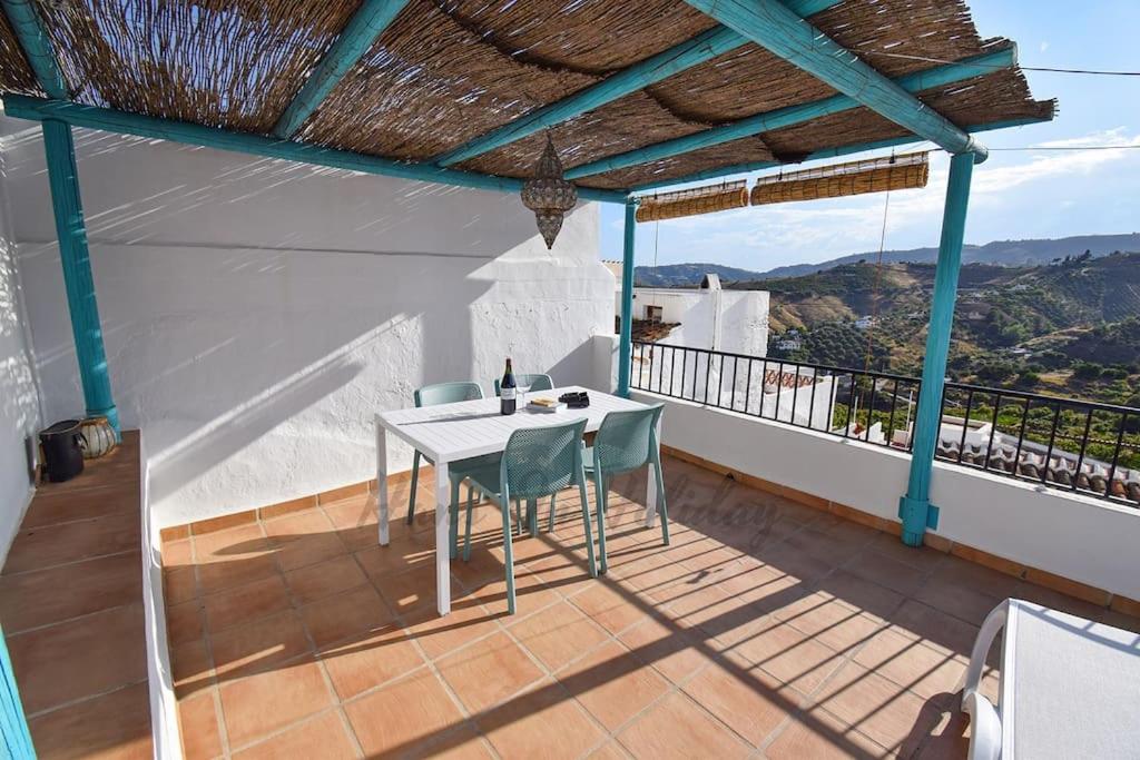 Calle Choruelo 26, Frigiliana traditional 2 bedroom townhouse with large roof terrace and views HansOnHoliday Rentals view 2
