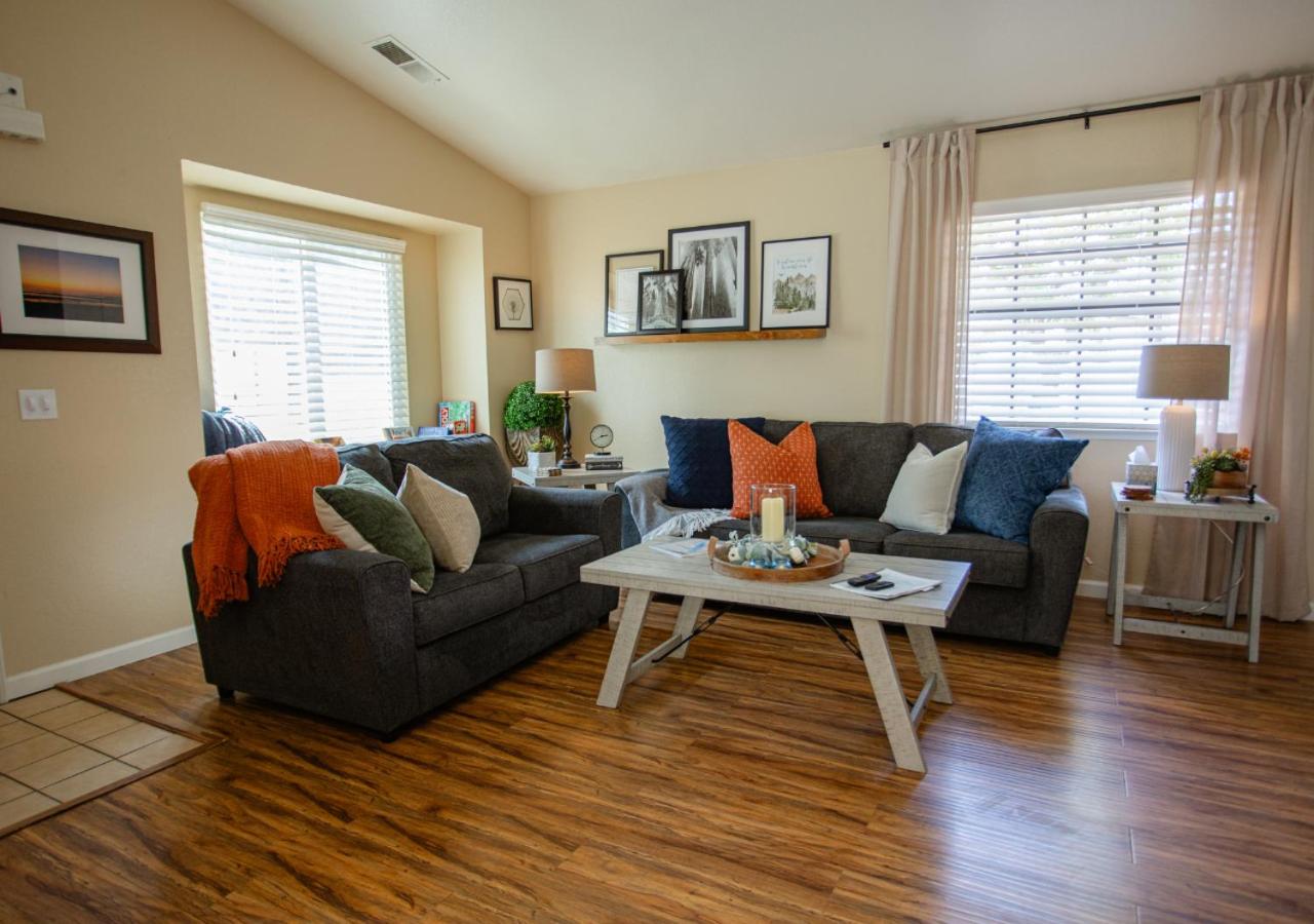Beautiful Retreat 4 Miles to Park Entrance Steps to Dining view 4