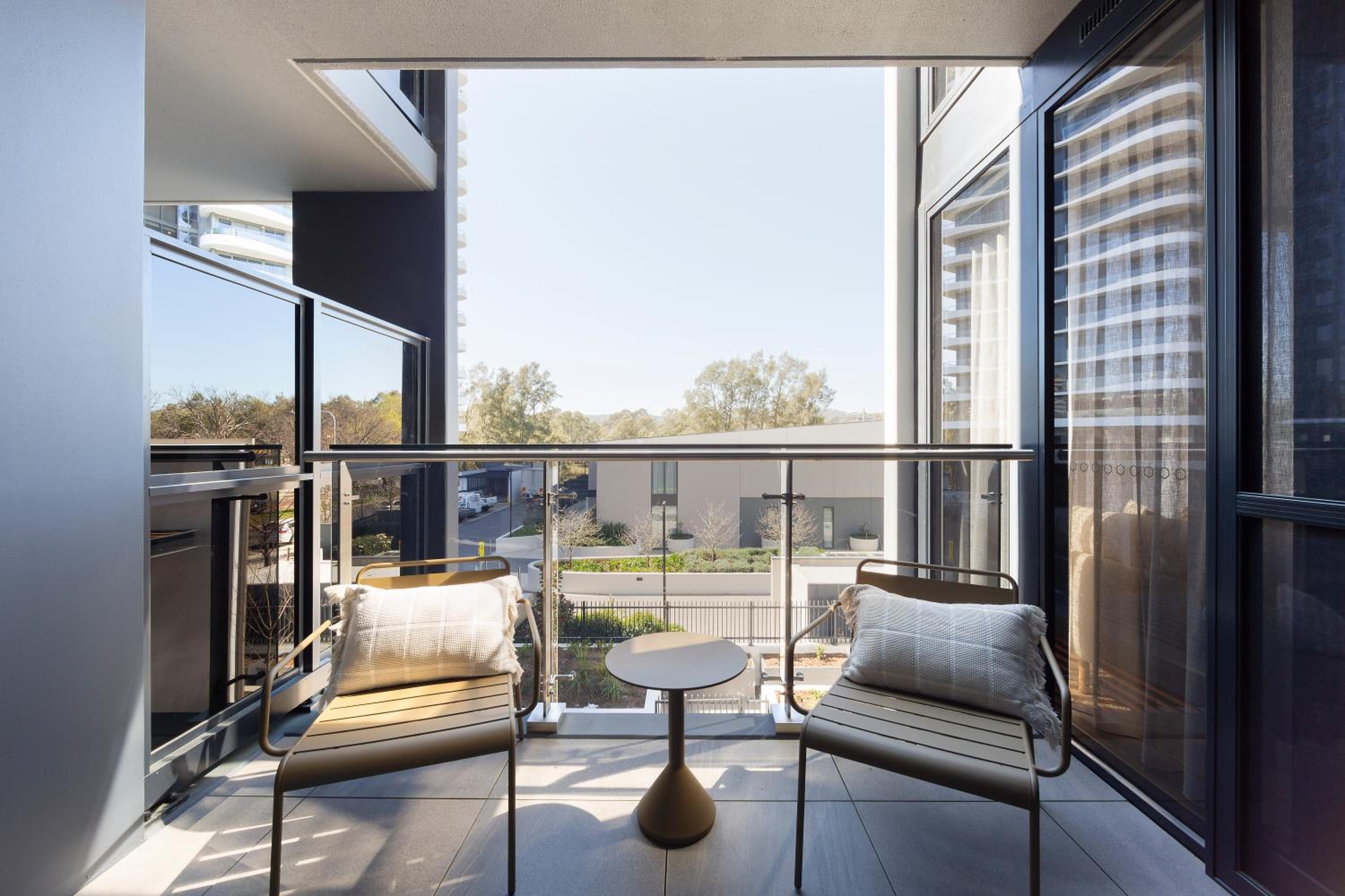 Oaks Canopy - Boutique 1 BR Apartments