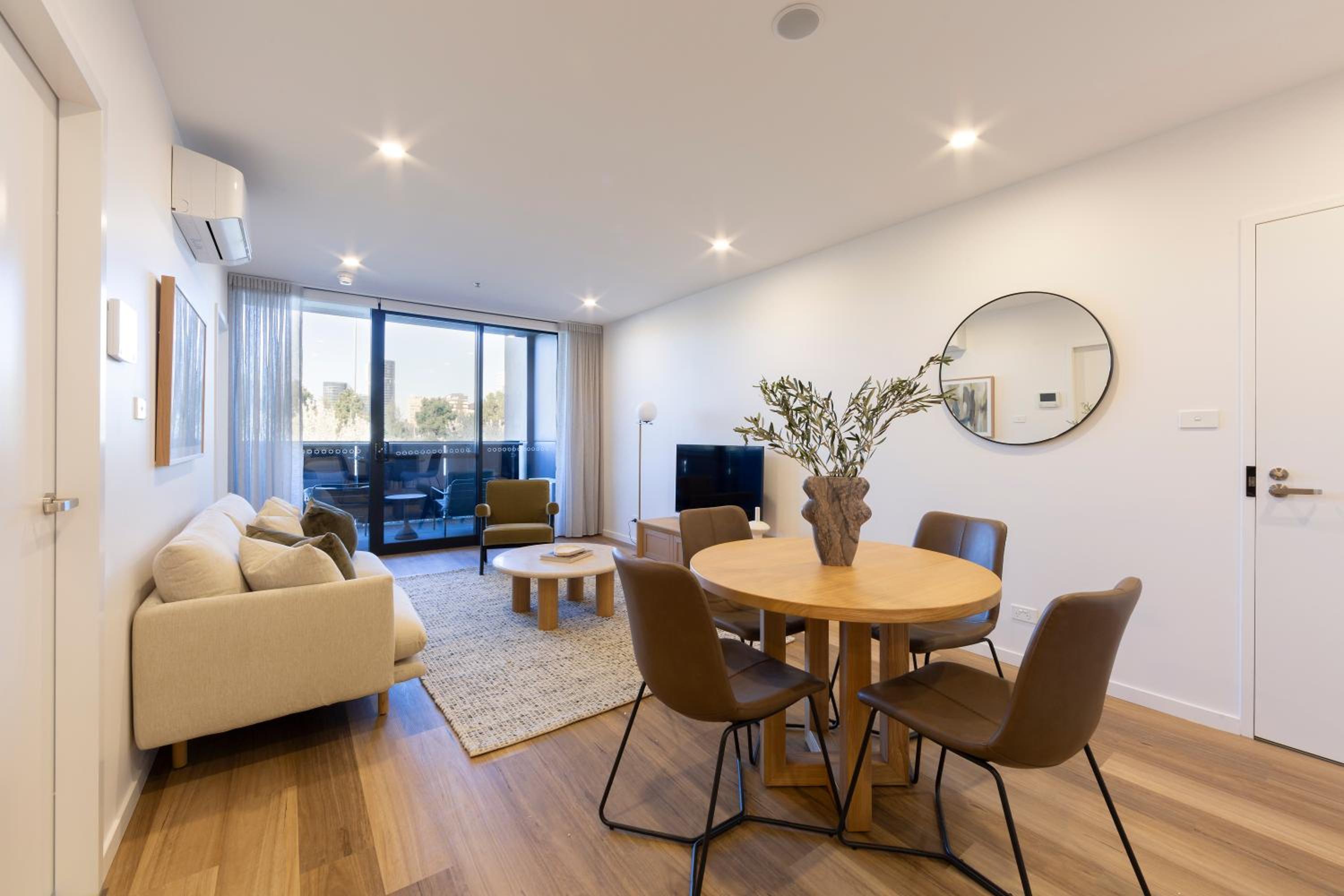 Oaks Canopy - Boutique 1 BR Apartments