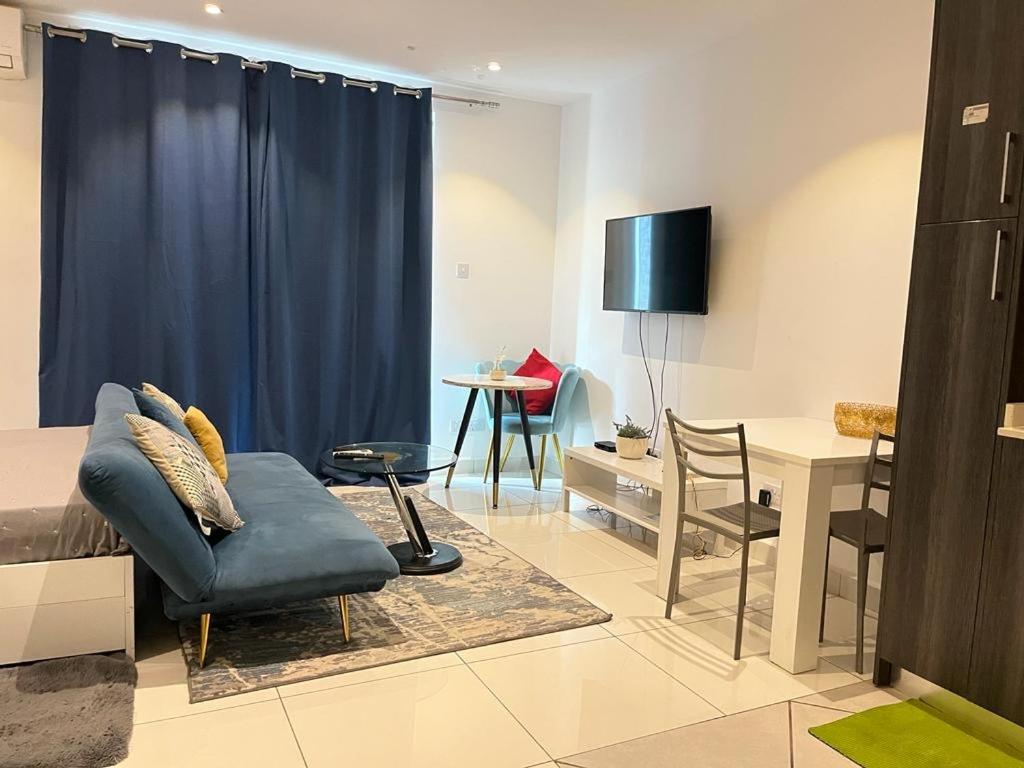 Cozy Abode by Embassy Gardens